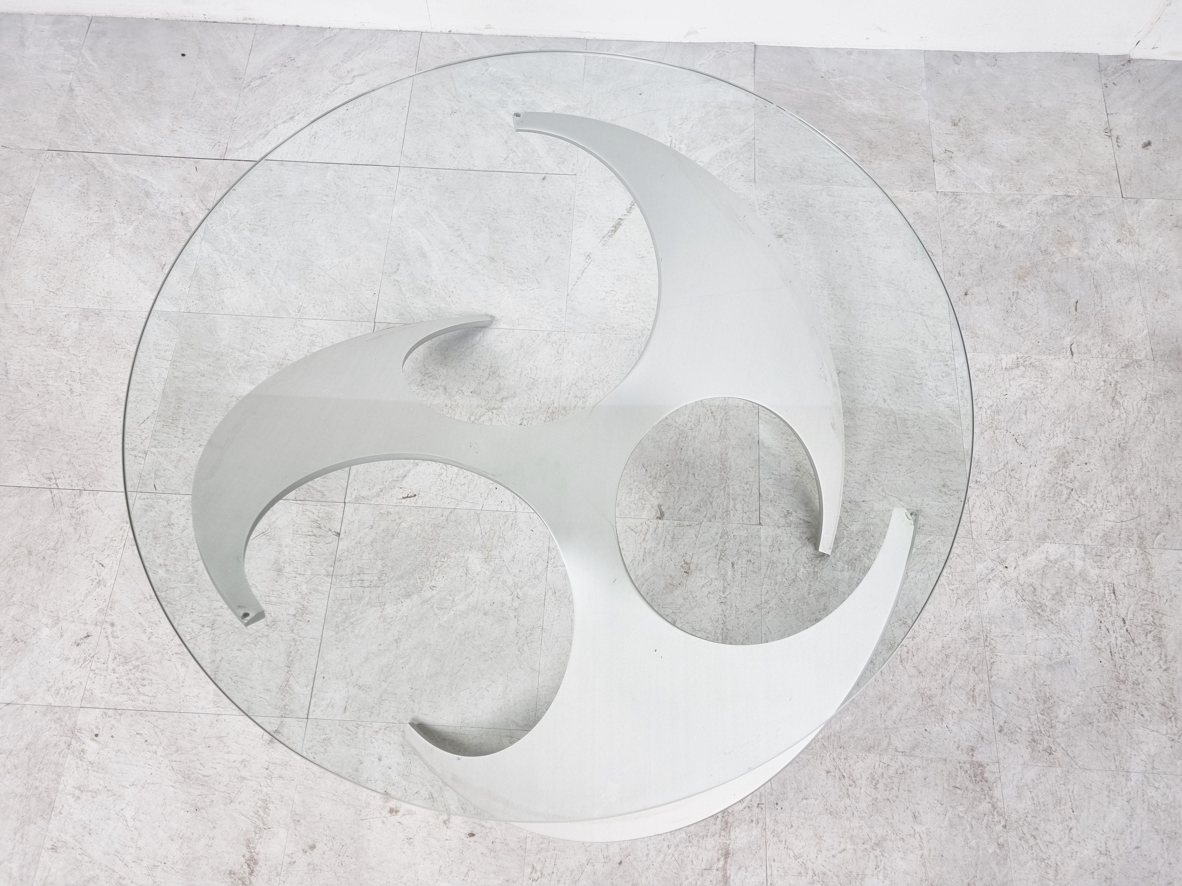Mid century 'propellor' coffee tables by Knut Hesterberg for Ronald Schmitt.

Beautifully crafted brushed aluminum propellor shaped bases.

Good condition with normal age related wear.

The glasses on the images are an example, we offer a new