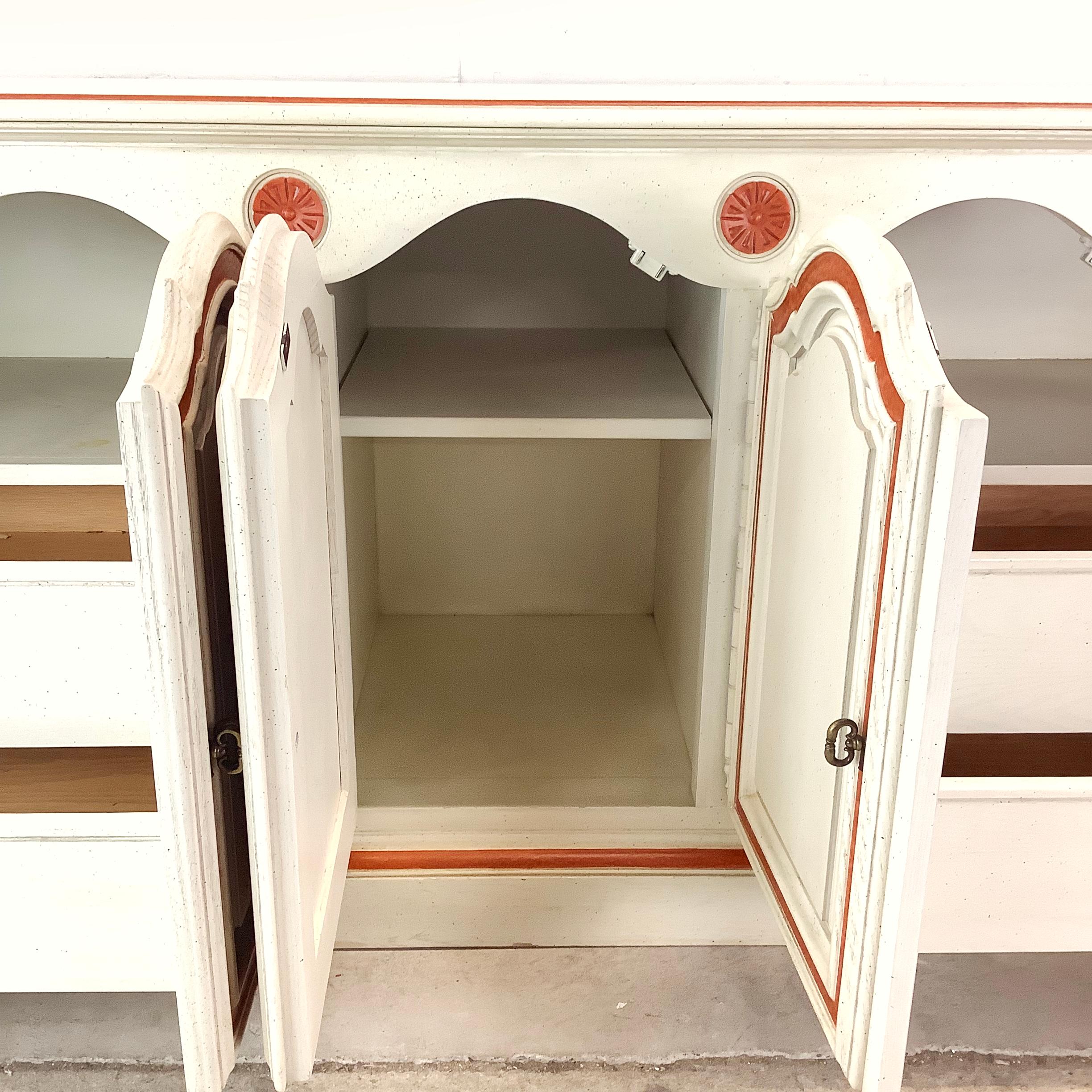 Vintage Provencal Sideboard mit Aufbewahrung im Angebot 2