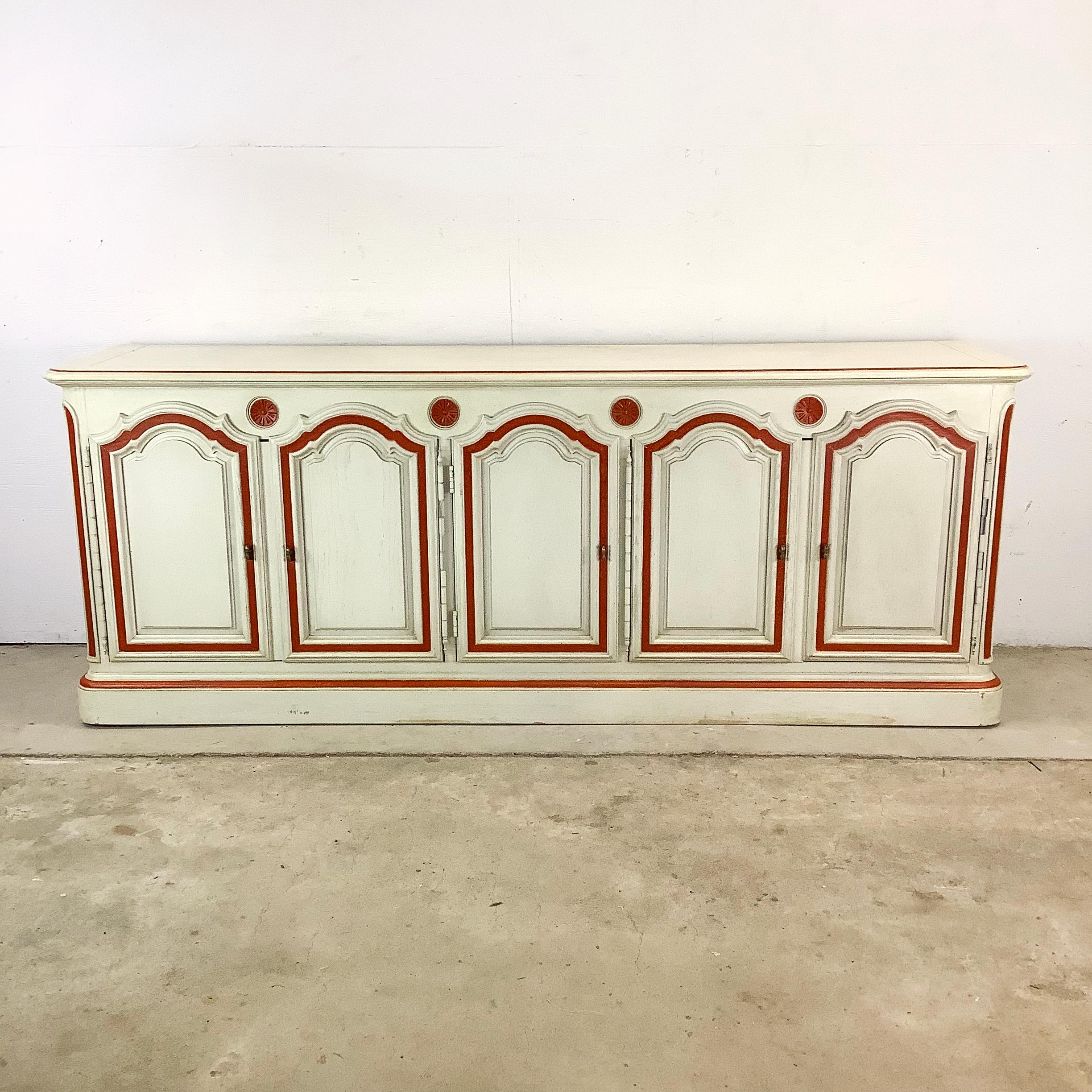 Vintage Provencal Sideboard mit Aufbewahrung im Angebot 6