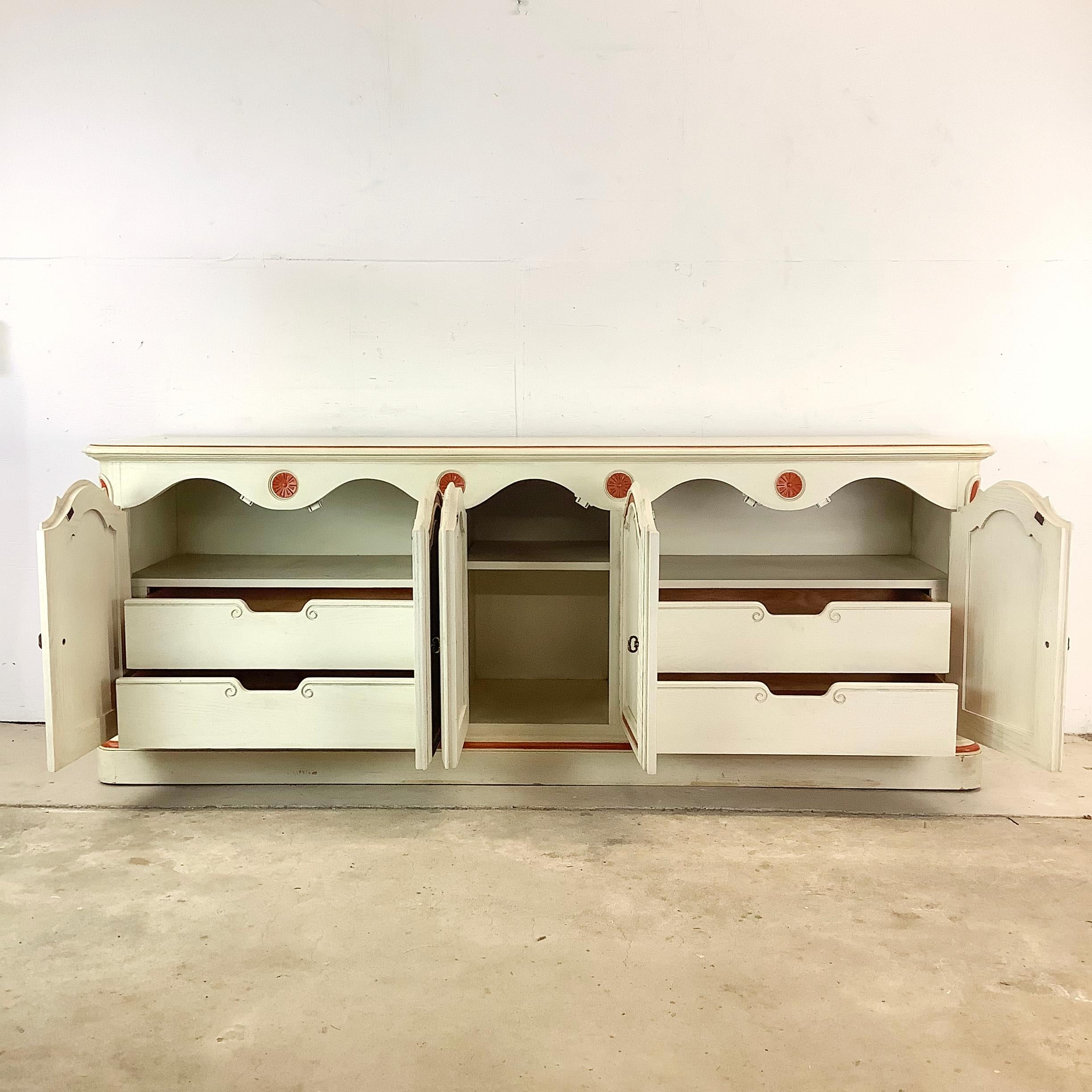 Vintage Provencal Sideboard mit Aufbewahrung im Zustand „Gut“ im Angebot in Trenton, NJ