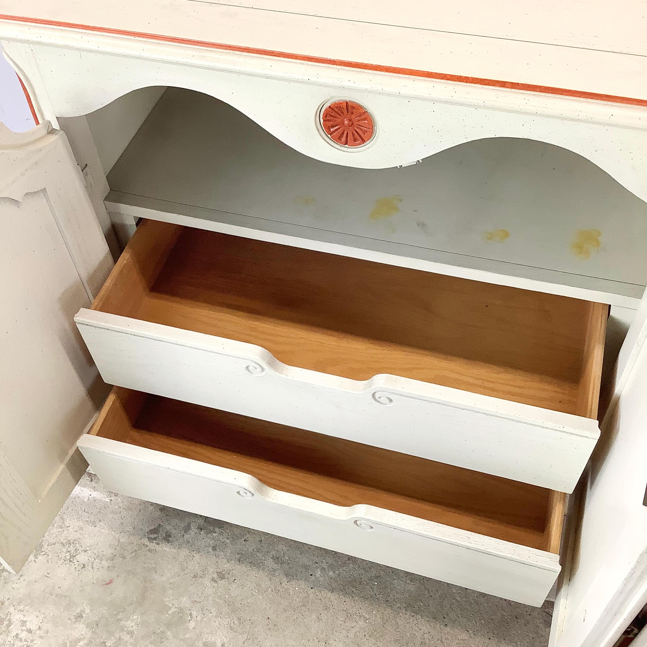 Vintage Provencal Sideboard mit Aufbewahrung im Angebot 1