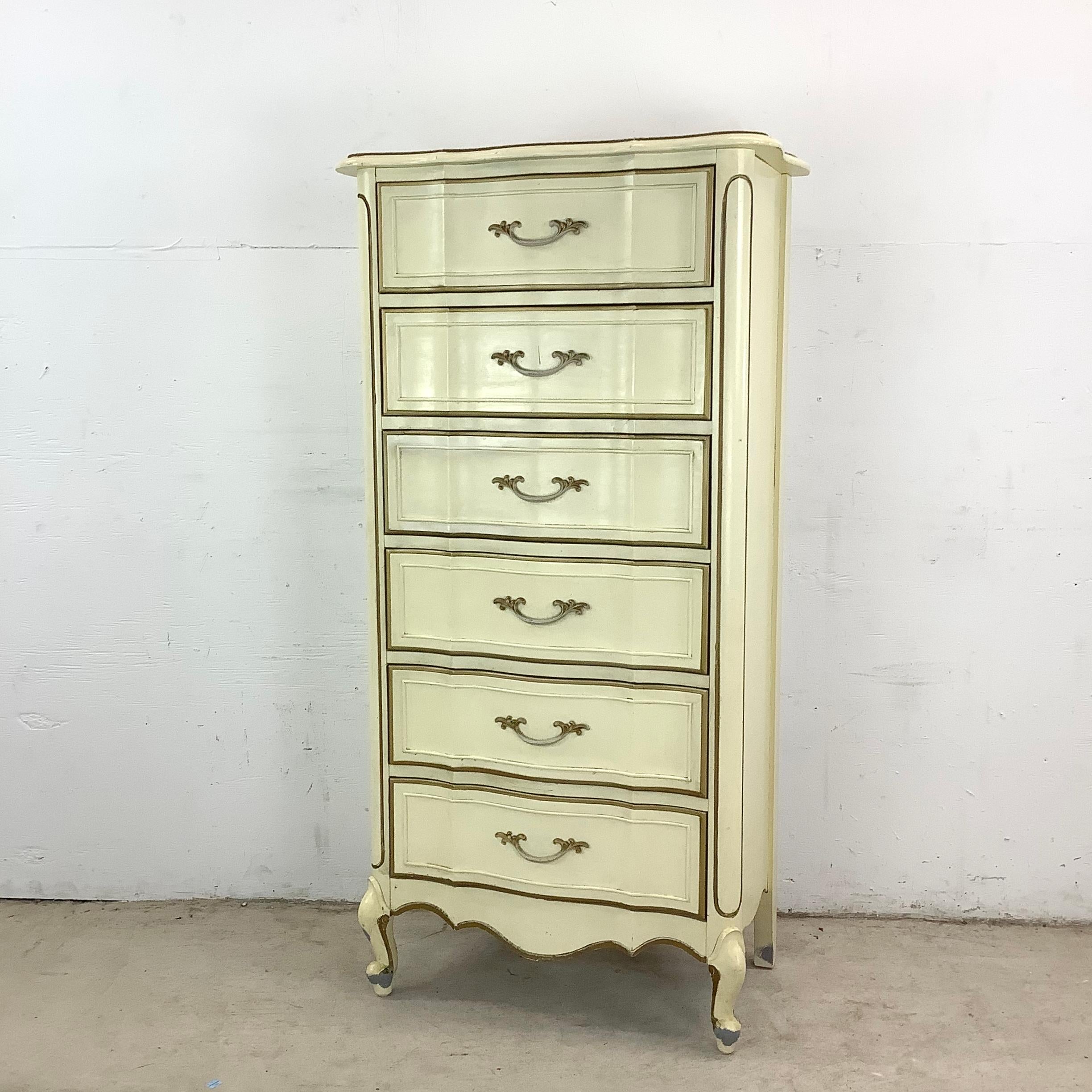 Questa stretta cassettiera vintage porta l'eleganza francese in piccoli spazi con la sua silhouette ornata e le sue proporzioni pratiche. Con sei cassetti impilati verticalmente, è la soluzione ideale per riporre i tuoi oggetti quando lo spazio è