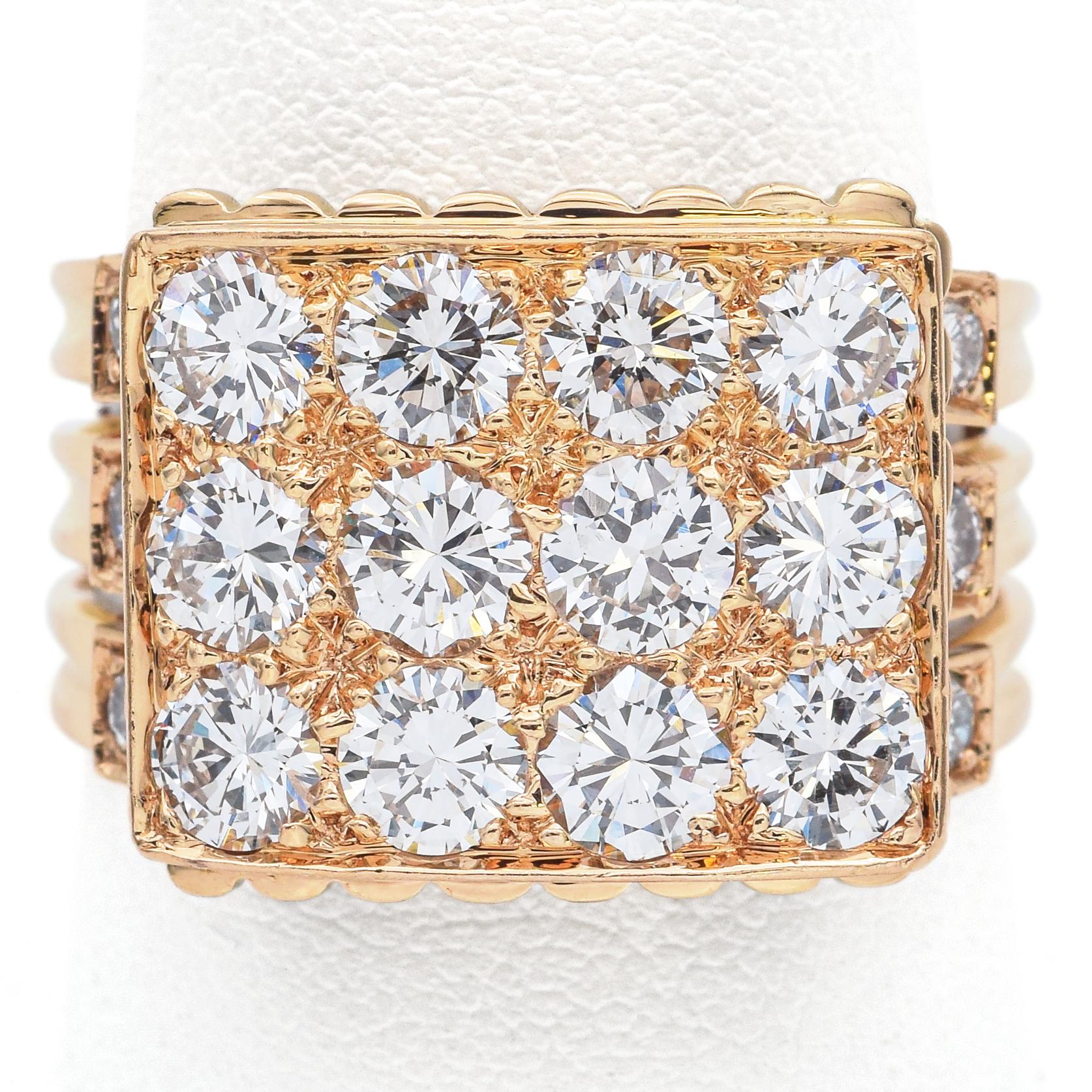 Gewicht: 13.2 Gramm
Stein: Ca. 3,24 TCW (0,04-0,25 ct) F/H VS-SI1 Diamanten
Oberfläche des Rings: 20,0 x 15,5 x 5,2 mm
Ringgröße: 10
Punzierung: Französischer Adler (18K), PTJ

Artikel Nr.: BR-1076-101723-17