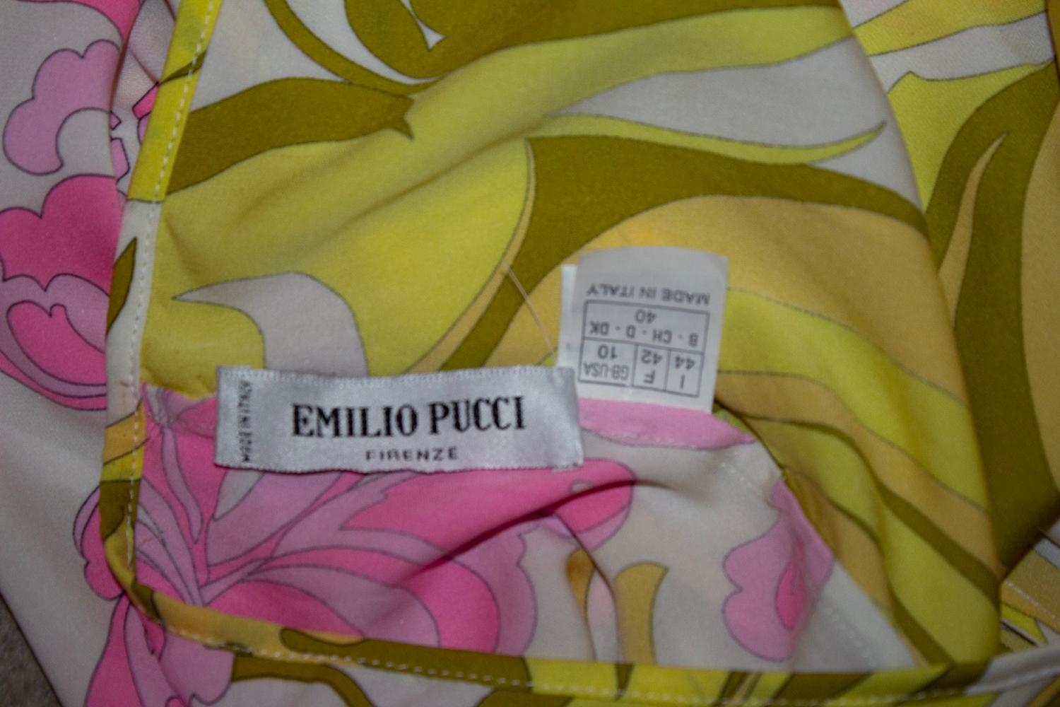 Une jupe en soie vintage amusante et facile à porter, signée de la maison italienne Pucci. Dans un magnifique imprimé kaki, rose et jaune, la jupe possède une ouverture latérale zippée et n'est pas doublée.
Fabriqué en Italie, mesures Taille 28'',