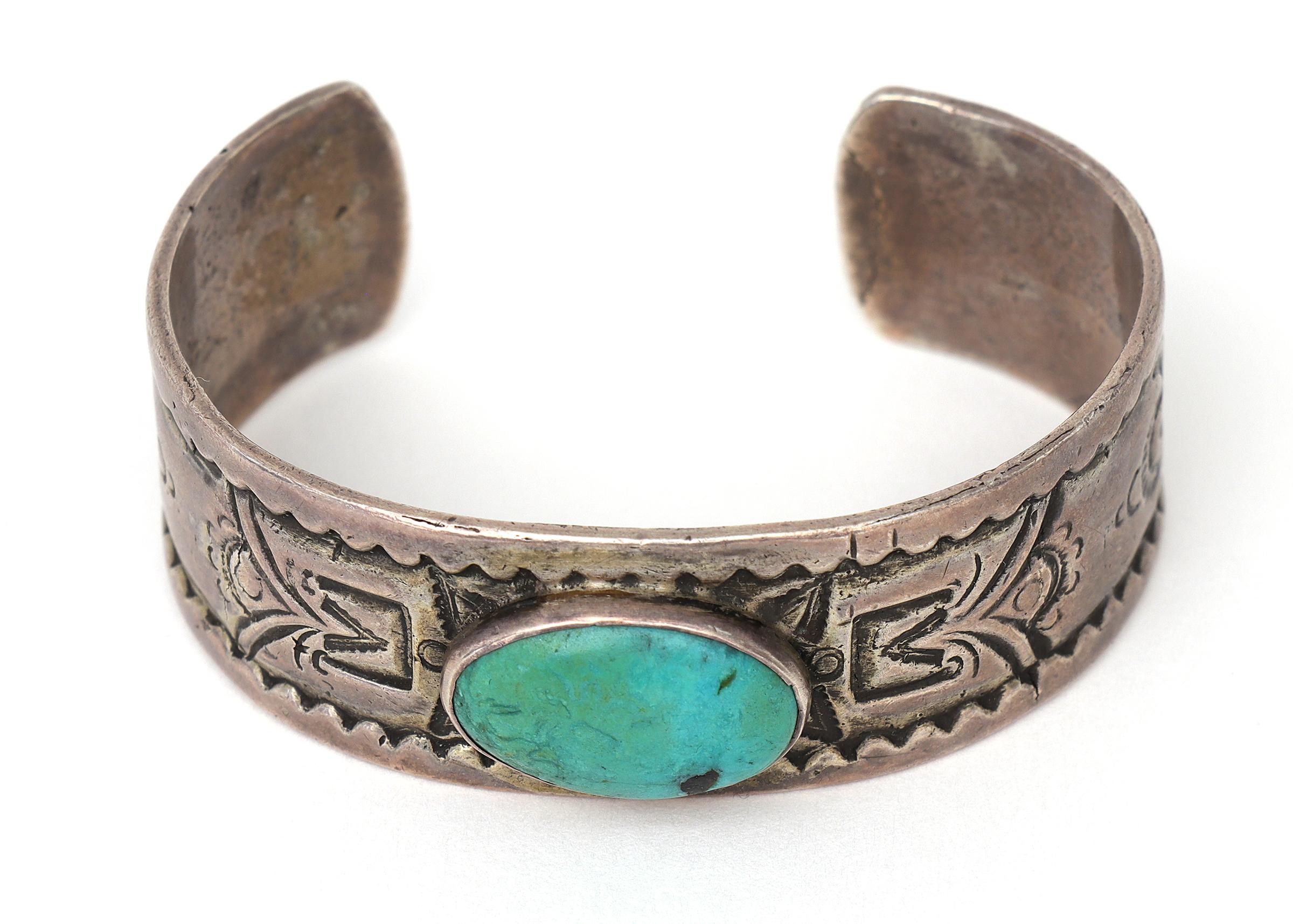Este brazalete de puño vintage del Pueblo Viejo de los Nativos Americanos del Suroeste, que data de hacia 1915, es un impresionante ejemplo de joyería de los Nativos Americanos de principios del siglo XX. Fabricada en lingote de plata estampada, la
