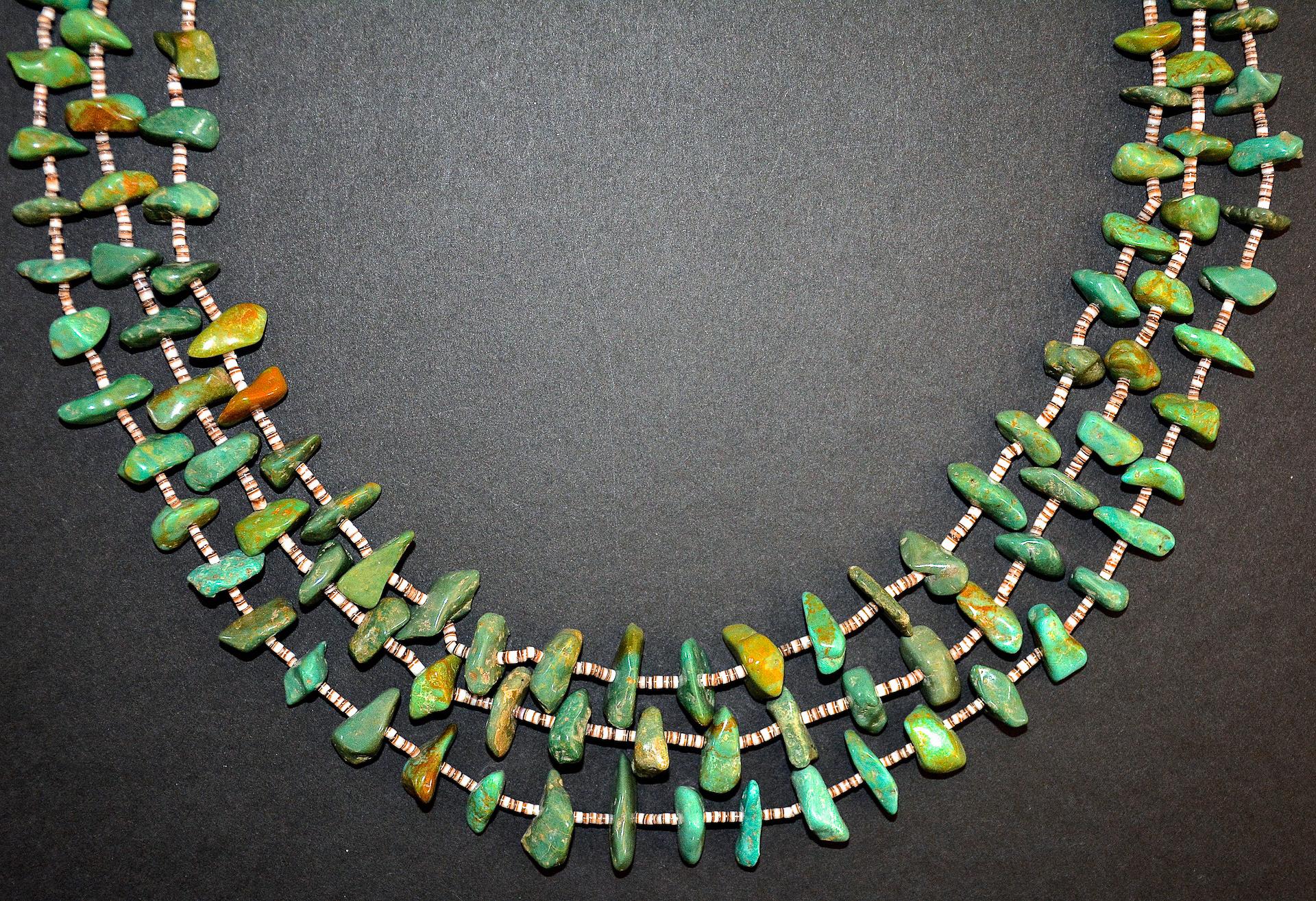 Un exemple extraordinaire d'un collier vintage des années 1950 de turquoise et de coquillages Pueblo avec un fermoir en argent sterling en excellent état.

Le collier mesure 26 pouces L. x 2 pouces W. x .5 pouces H.

Elle est restée dans la