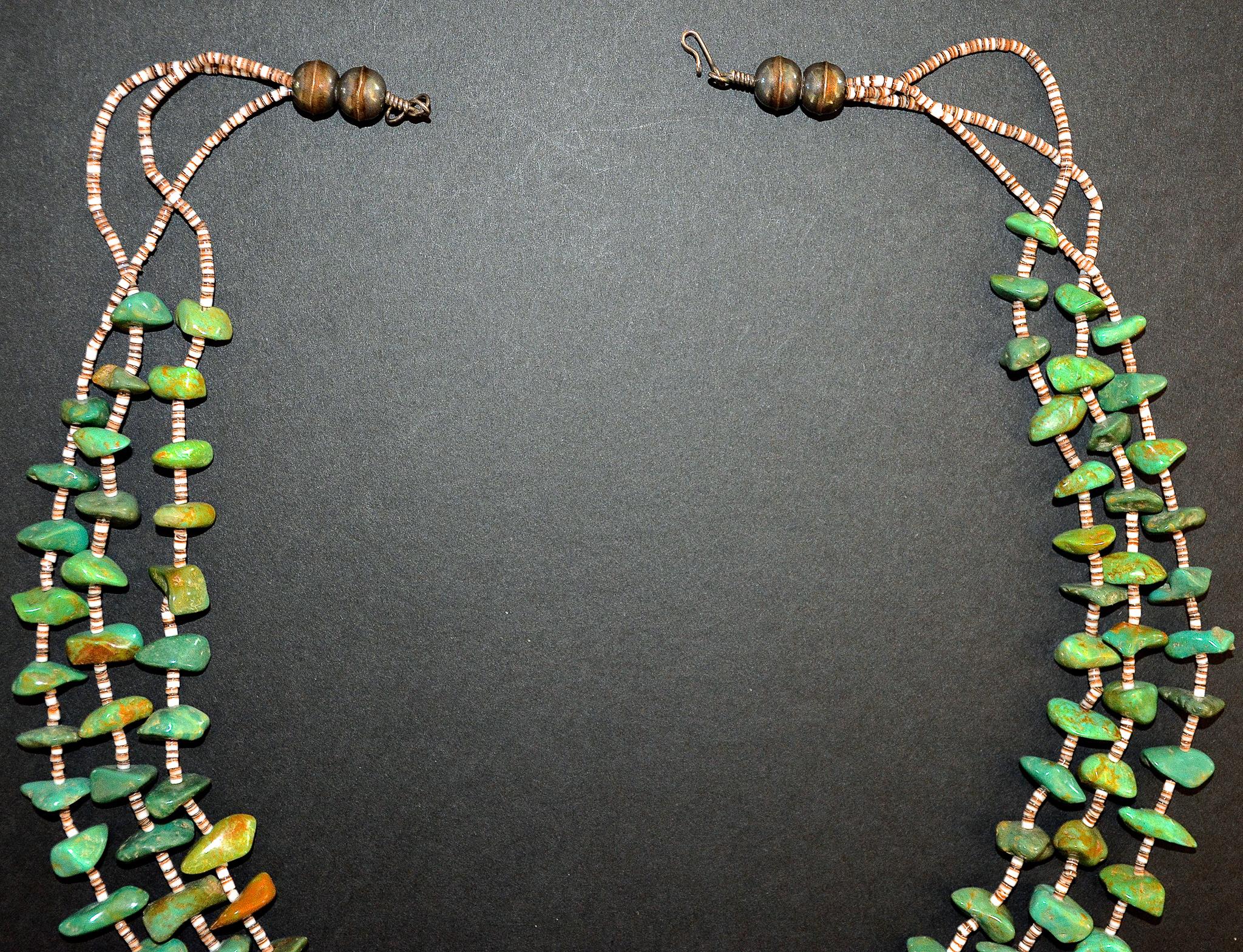 Amérindien Vintage Pueblo Triple Stand Turquoise Nuggets and Heishi Shell Disc Necklace en vente