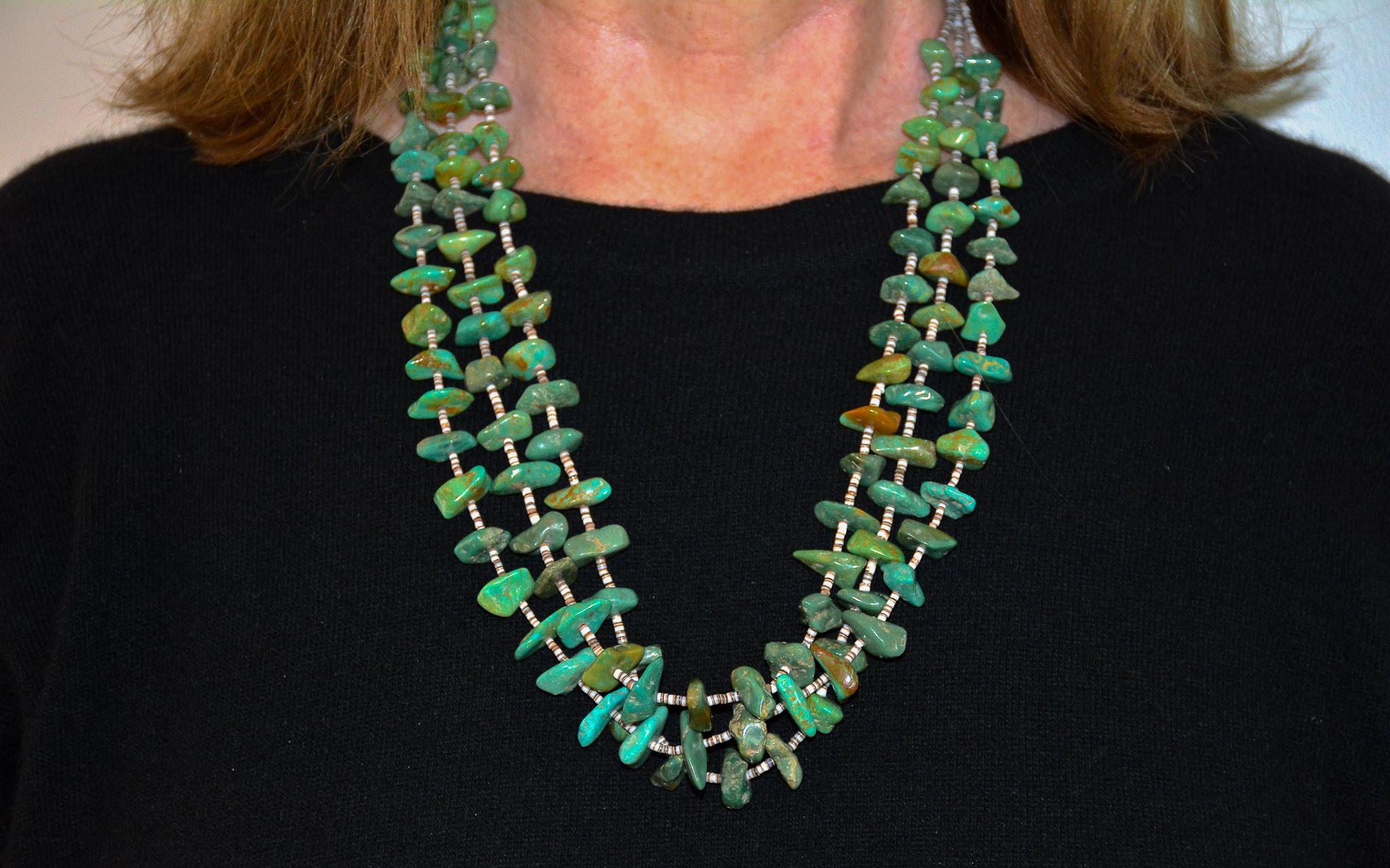 Vintage Pueblo Triple Stand Turquoise Nuggets and Heishi Shell Disc Necklace Excellent état - En vente à Los Angeles, CA