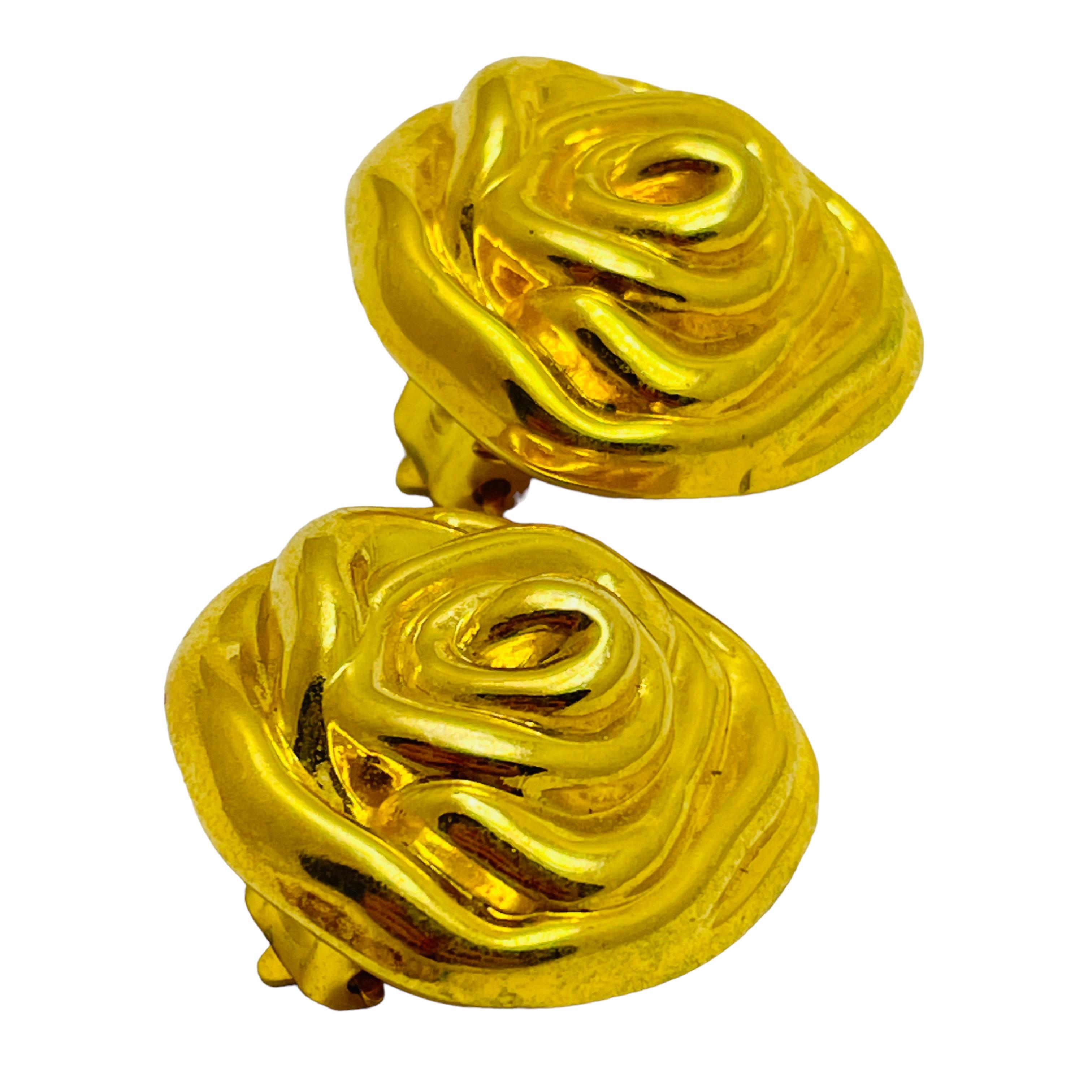 DETALLES

- sin signo

- tono dorado 

- pendientes vintage de diseño

MEDIDAS  

- 

CONDICIÓN

-  muy buen estado vintage con mínimos signos de desgaste 

 Código 45

❤️❤️  JOYAS DE DISEÑO VINTAGE ❤️❤️

❤️❤️  BOUTIQUE DE ALEXANDER  ❤️❤️