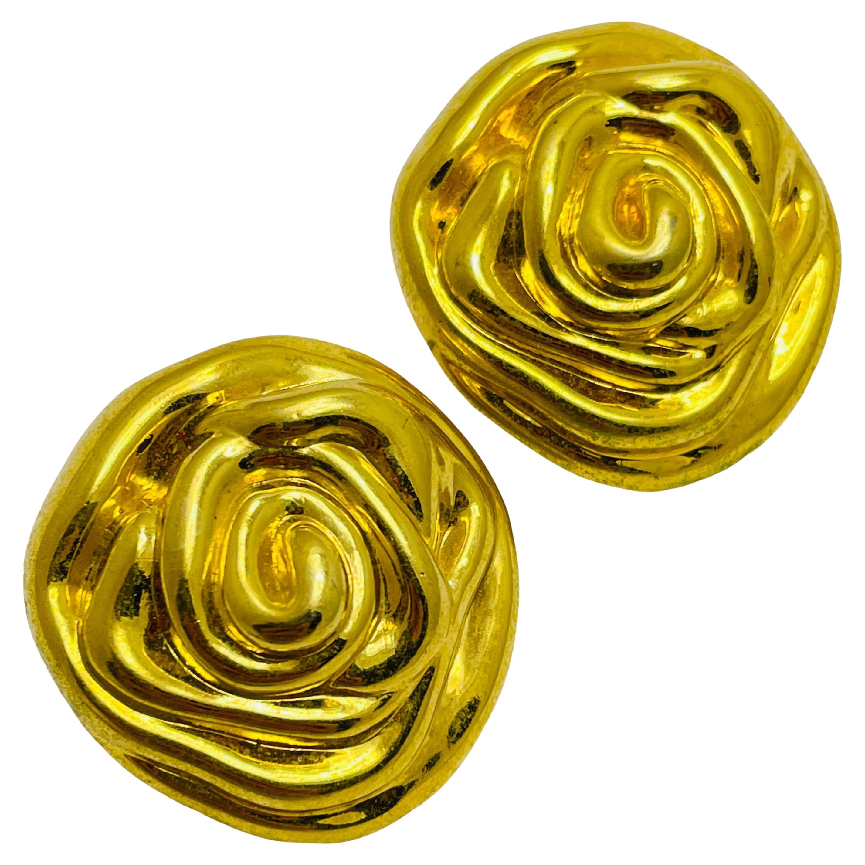 Pendientes de clip de diseño vintage con rosas hinchadas en tono dorado en venta