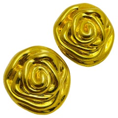 Boucles d'oreilles à clip vintage avec des roses bouffantes et des tons dorés