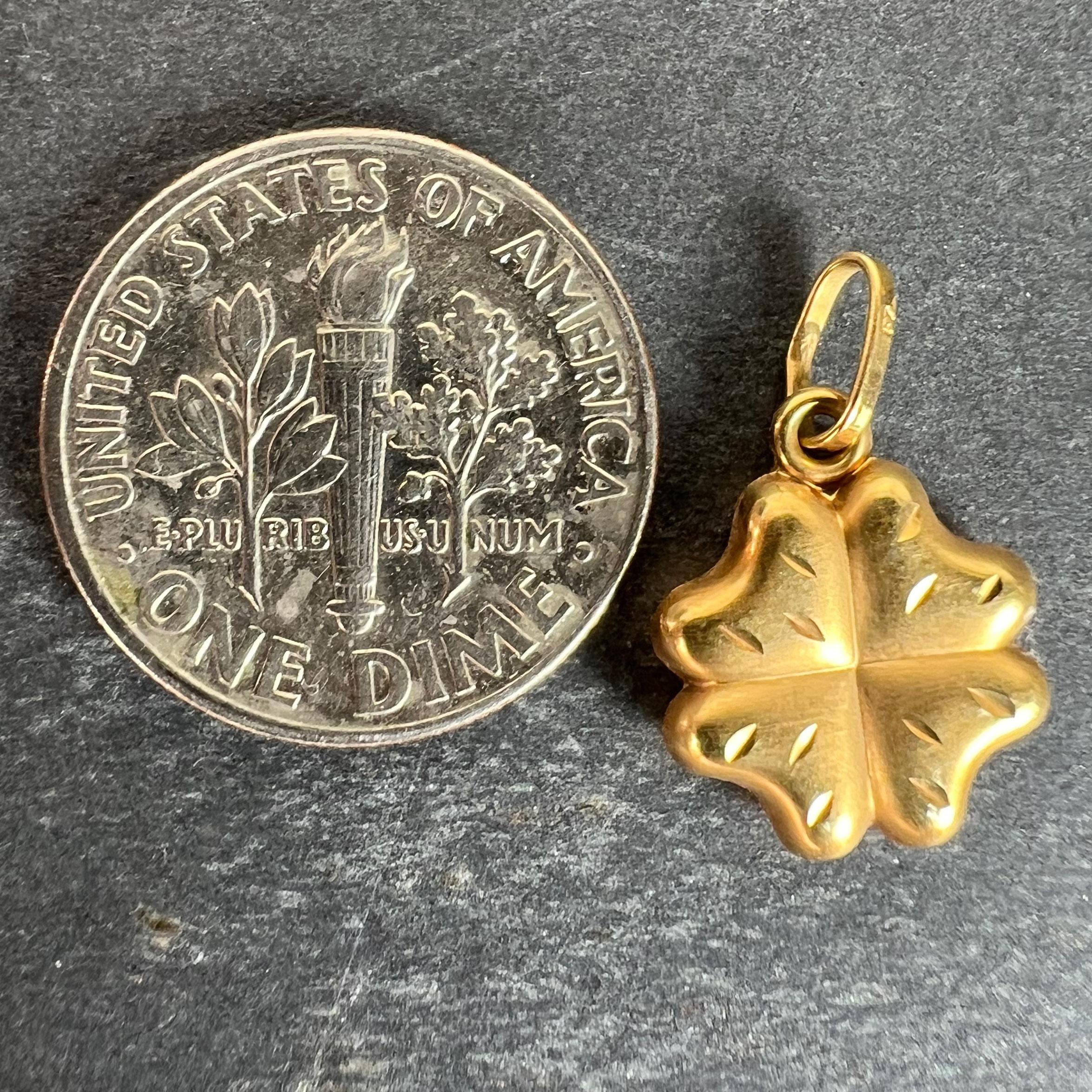 Ciondolo d'epoca a forma di trifoglio fortunato a quattro foglie in oro giallo 18K in vendita 6