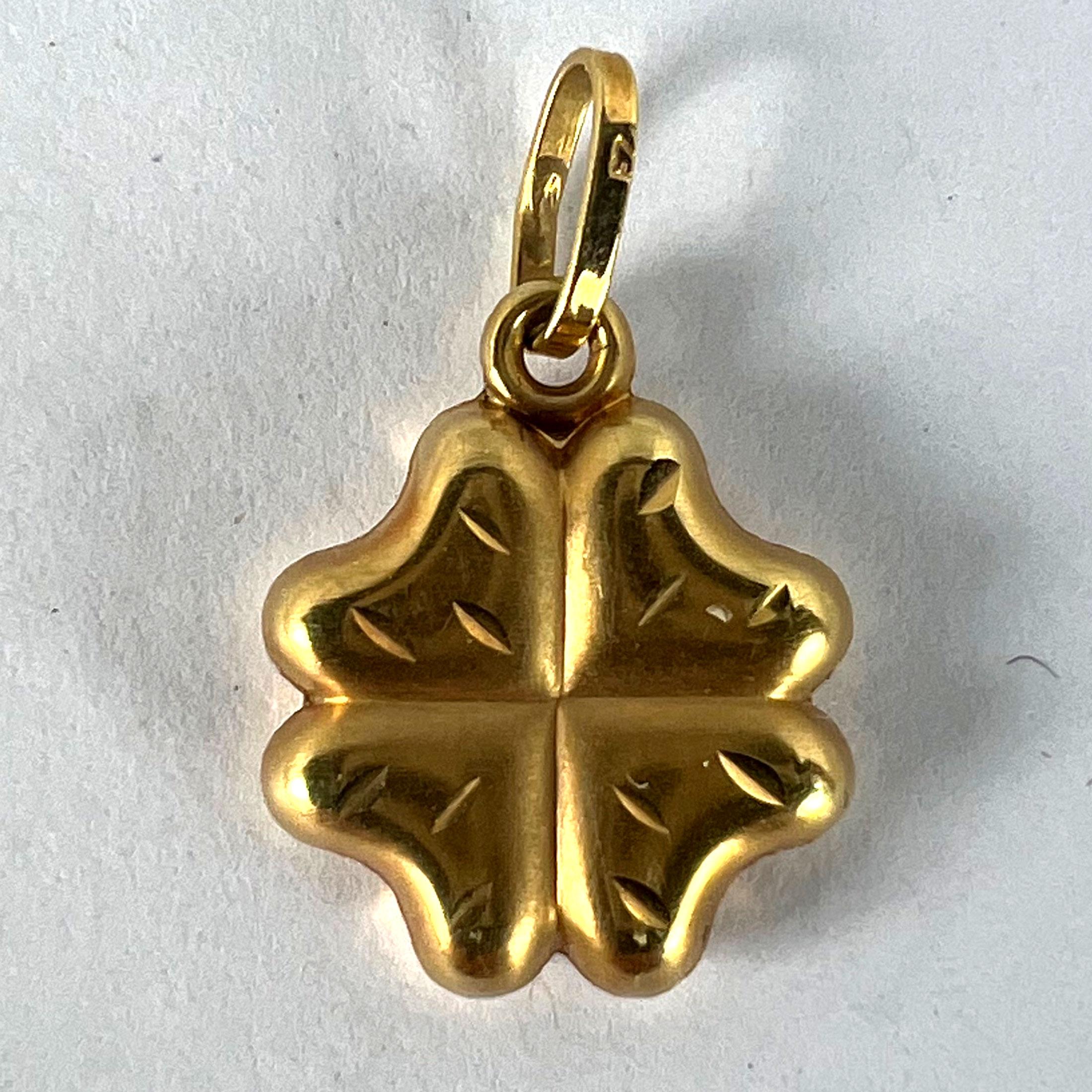 Ciondolo d'epoca a forma di trifoglio fortunato a quattro foglie in oro giallo 18K in vendita 7