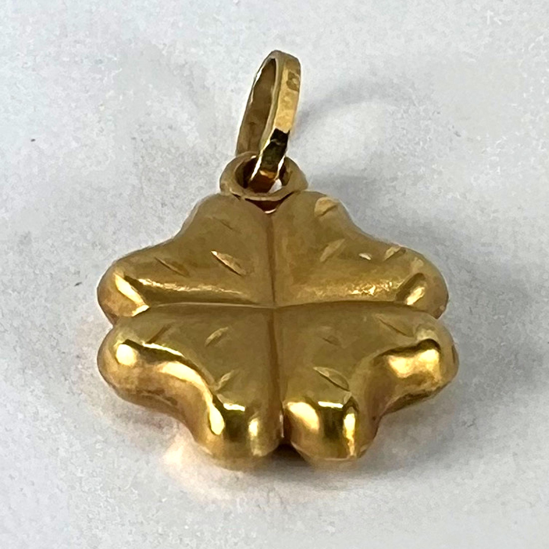 Ciondolo d'epoca a forma di trifoglio fortunato a quattro foglie in oro giallo 18K in vendita 9