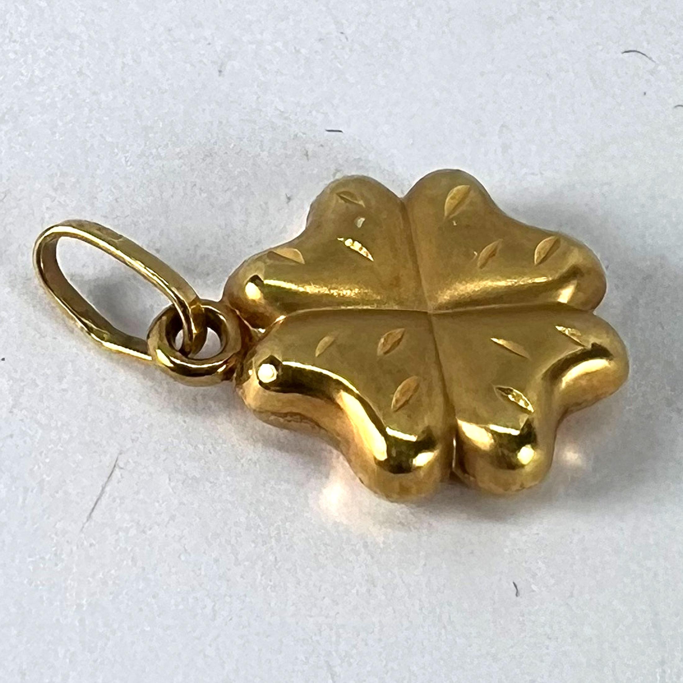 Ciondolo d'epoca a forma di trifoglio fortunato a quattro foglie in oro giallo 18K in vendita 10