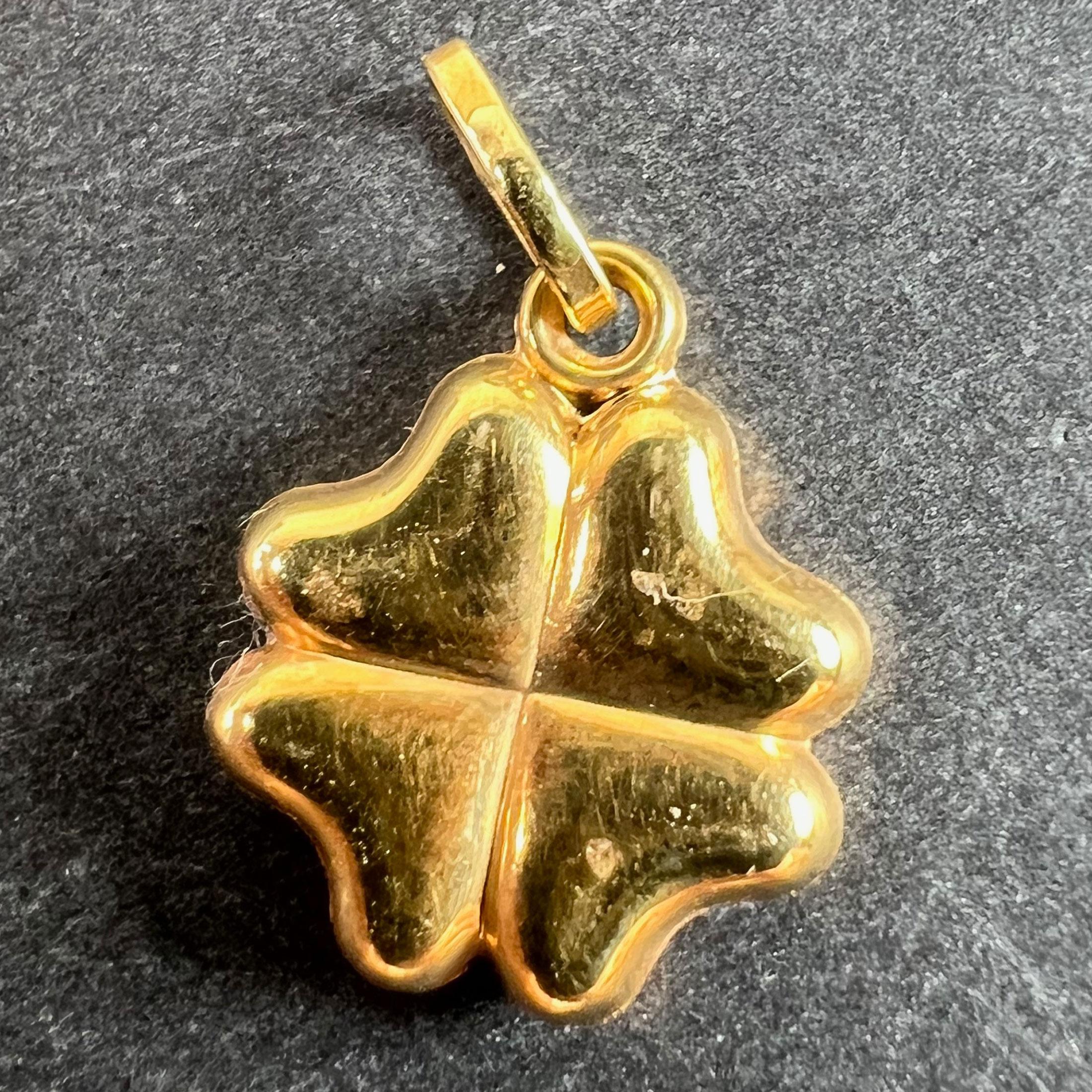 Ciondolo d'epoca a forma di trifoglio fortunato a quattro foglie in oro giallo 18K In condizioni buone in vendita a London, GB