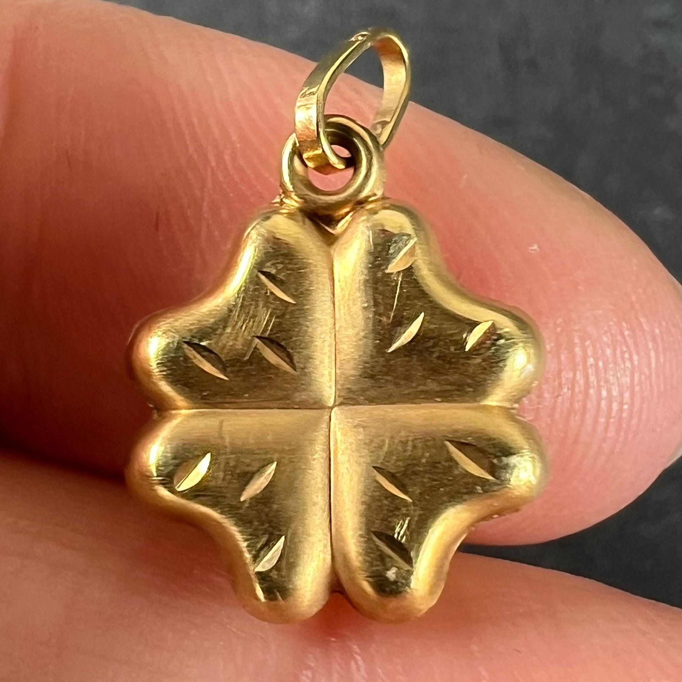 Ciondolo d'epoca a forma di trifoglio fortunato a quattro foglie in oro giallo 18K in vendita 1