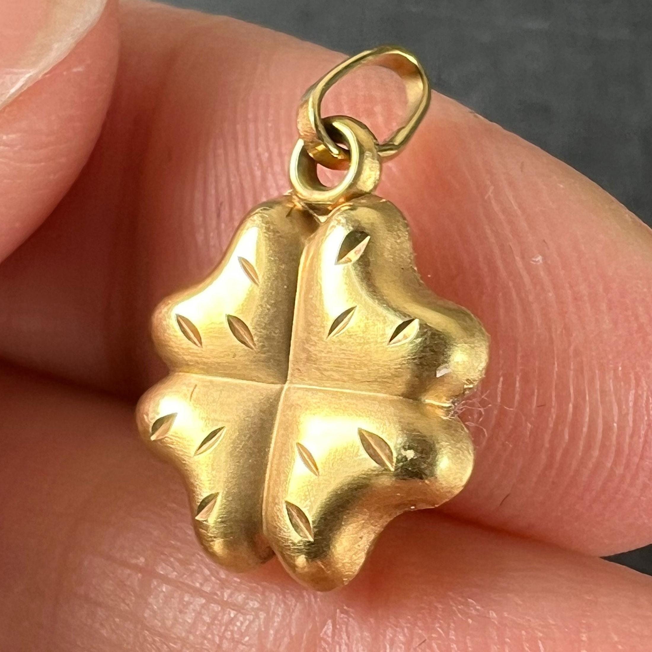 Ciondolo d'epoca a forma di trifoglio fortunato a quattro foglie in oro giallo 18K in vendita 2