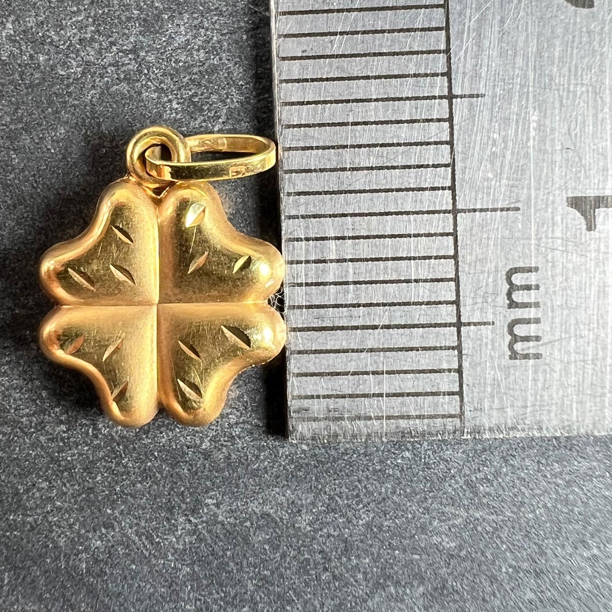 Ciondolo d'epoca a forma di trifoglio fortunato a quattro foglie in oro giallo 18K in vendita 5