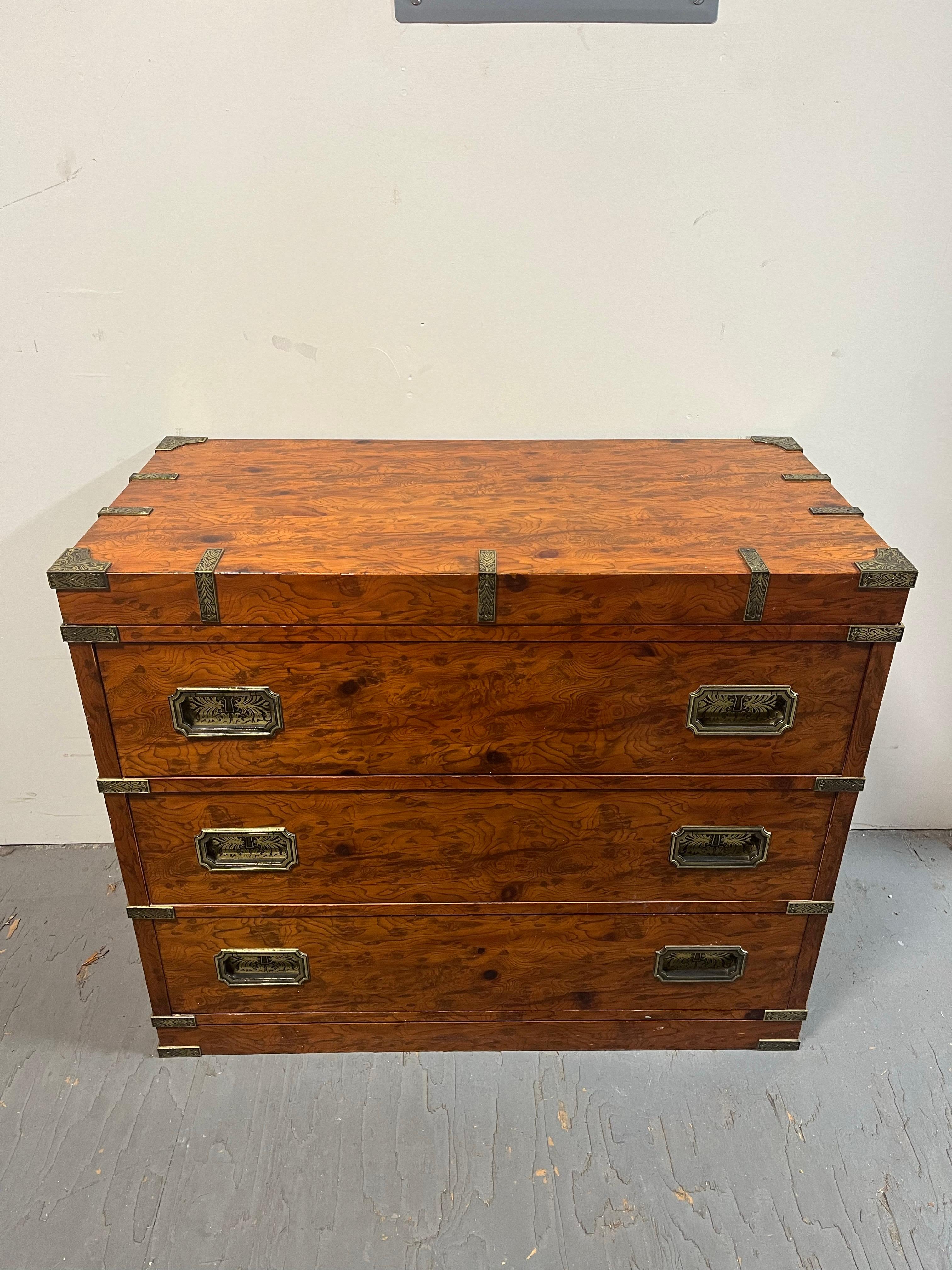 Cassapanca vintage 36,5 Pulaski Burlwood Campaigner

Interessante versione di una cassapanca in stile Campaigner in ricca radica. Dettagliati tiretti e accenti in ottone incassati.