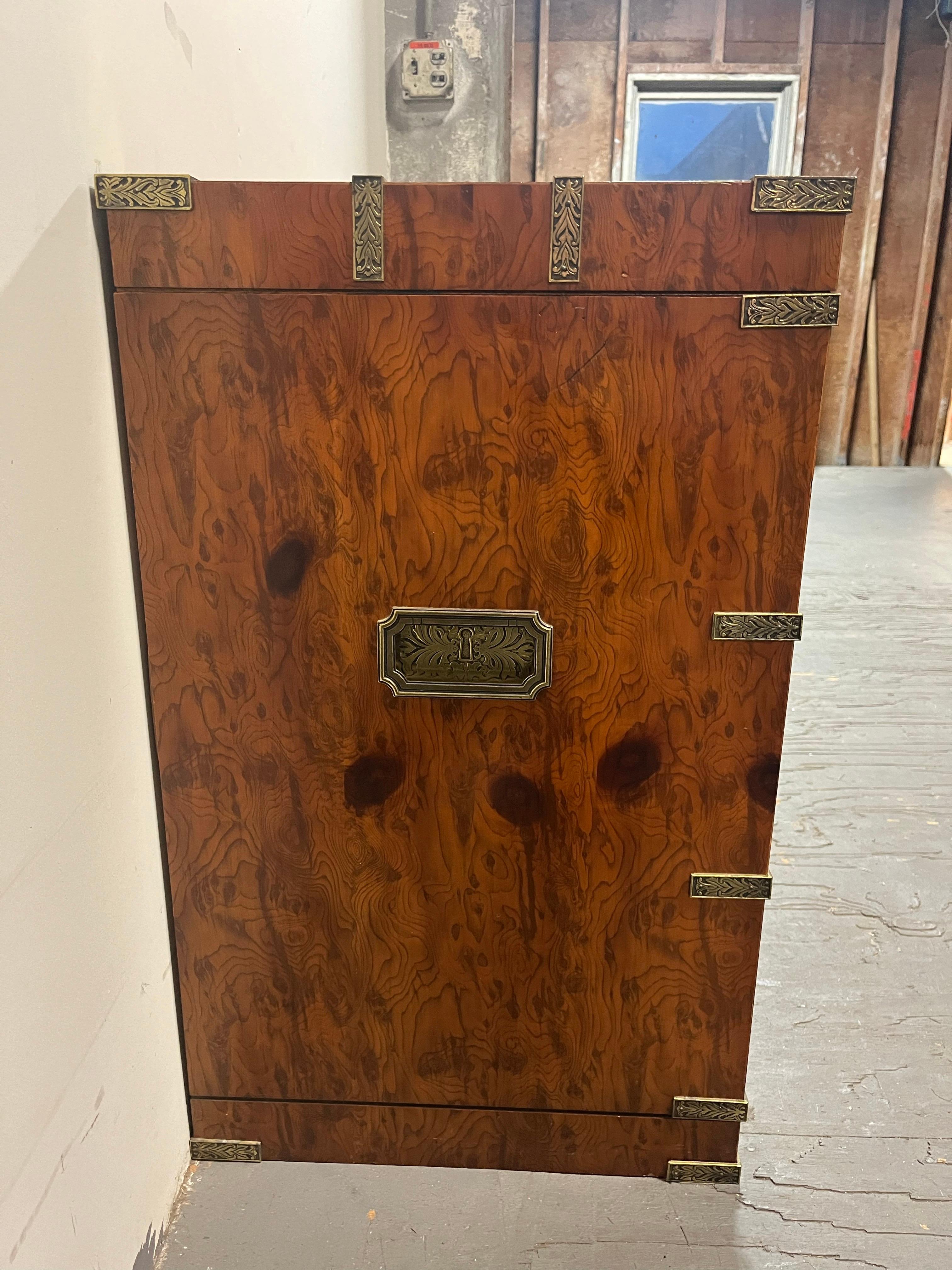 Cassapanca vintage Pulaski Burlwood Campaigner In condizioni buone in vendita a W Allenhurst, NJ