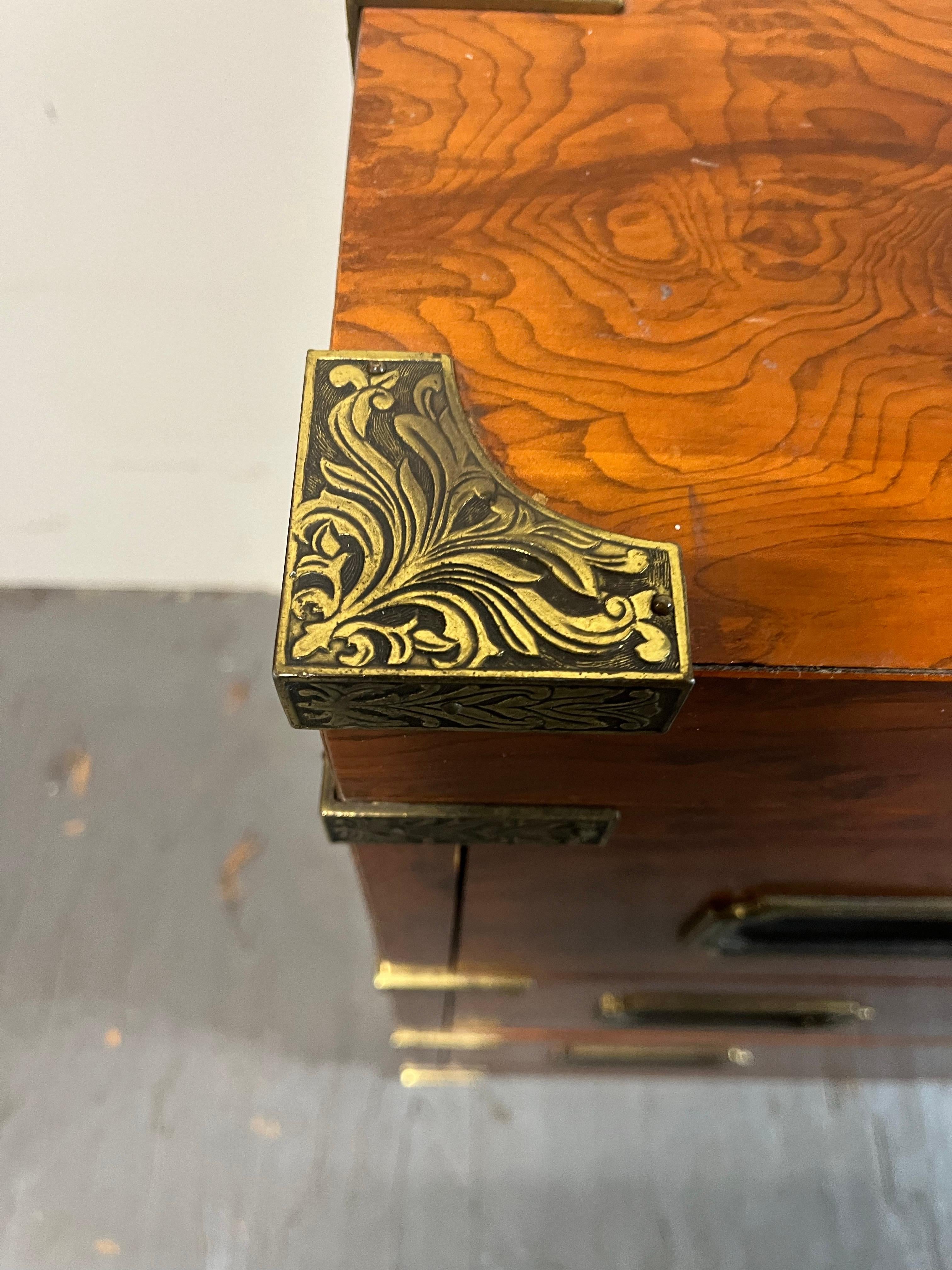 XX secolo Cassapanca vintage Pulaski Burlwood Campaigner in vendita
