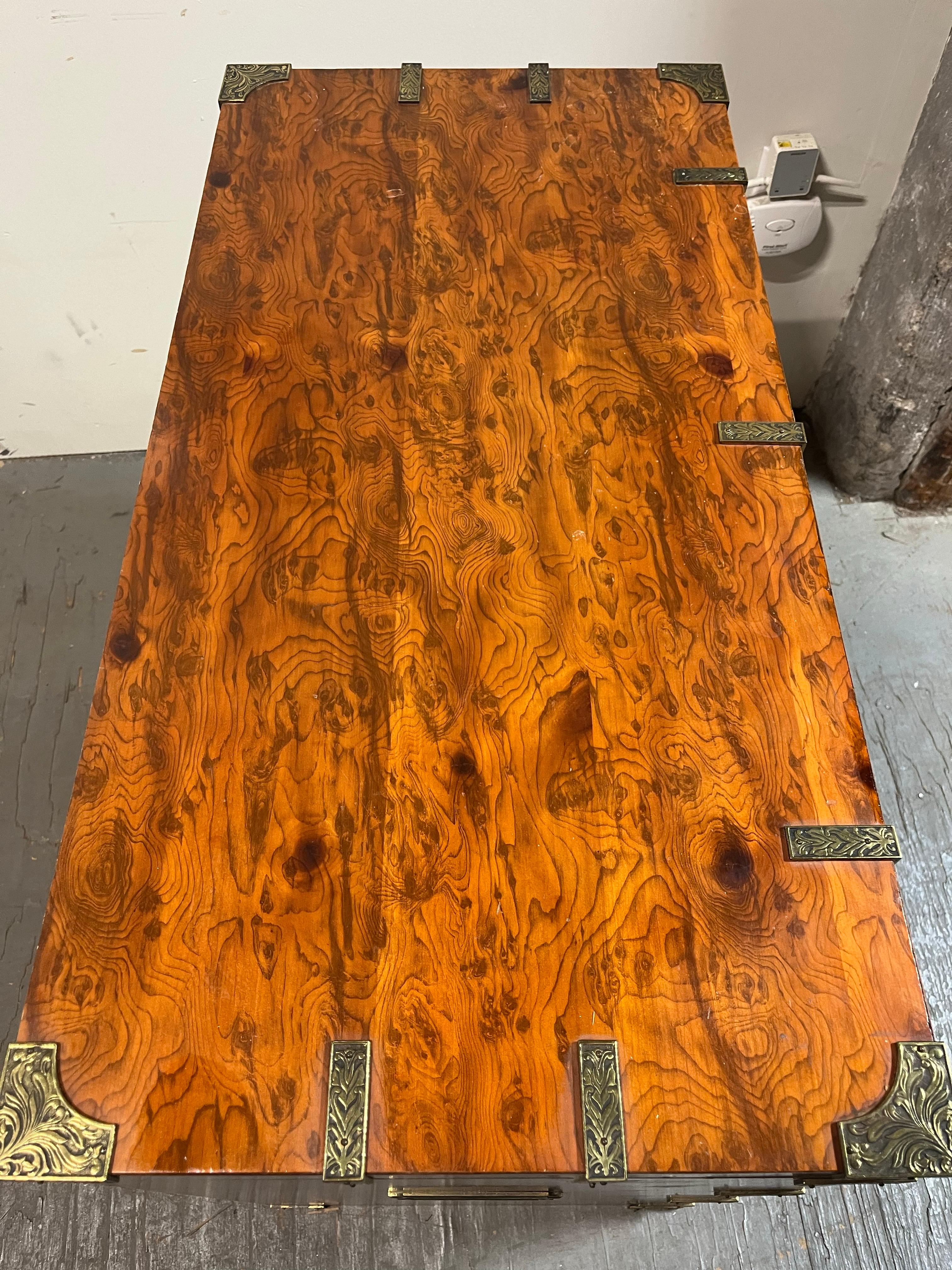 Metallo Cassapanca vintage Pulaski Burlwood Campaigner in vendita