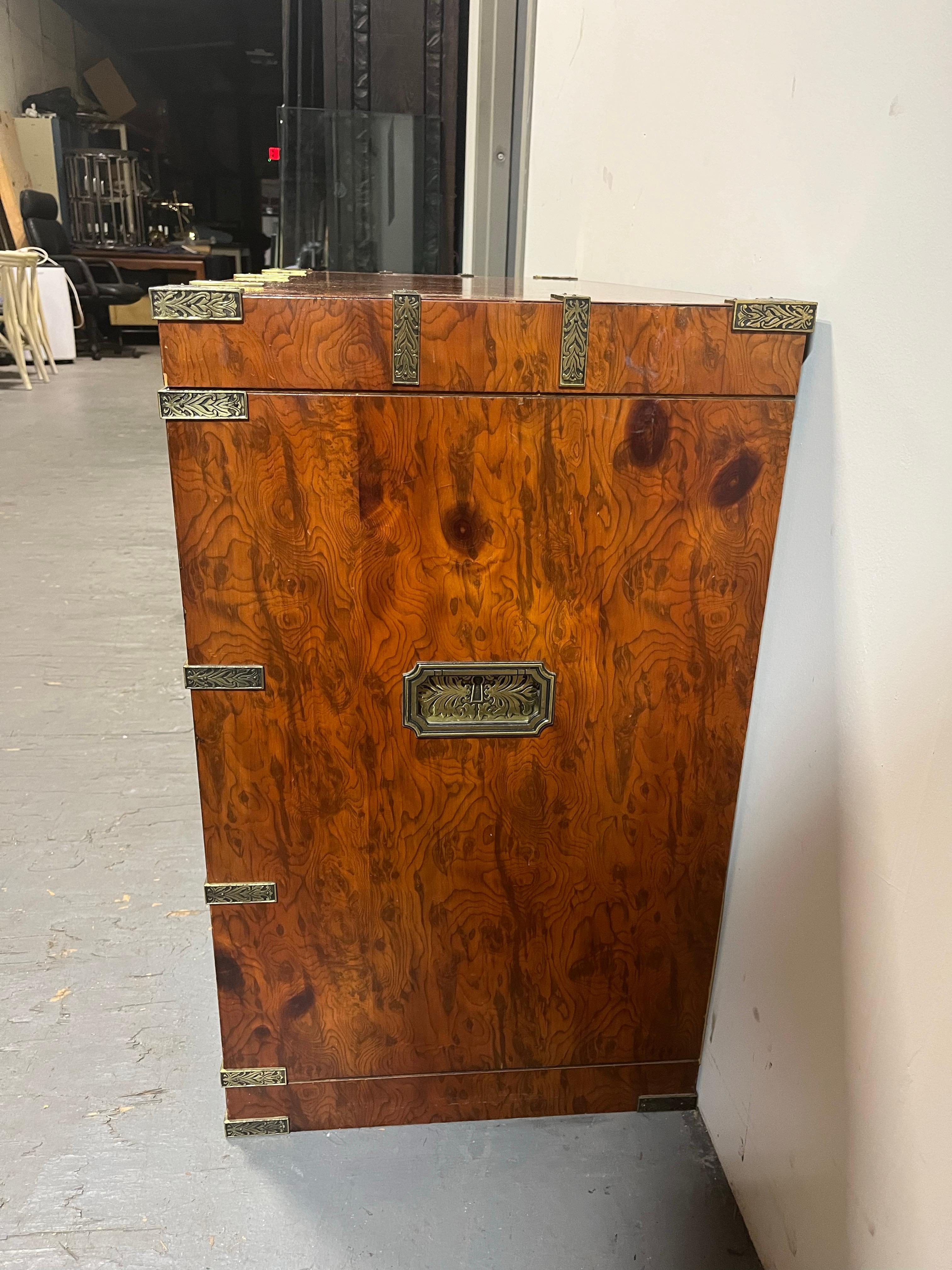 Cassapanca vintage Pulaski Burlwood Campaigner in vendita 1