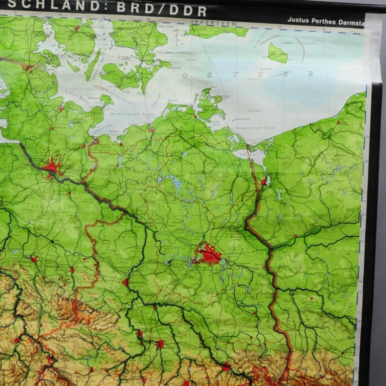 Vintage PullDown Karte Deutschland BRD / DDR Geschichte Wandkarte im Angebot bei 1stDibs