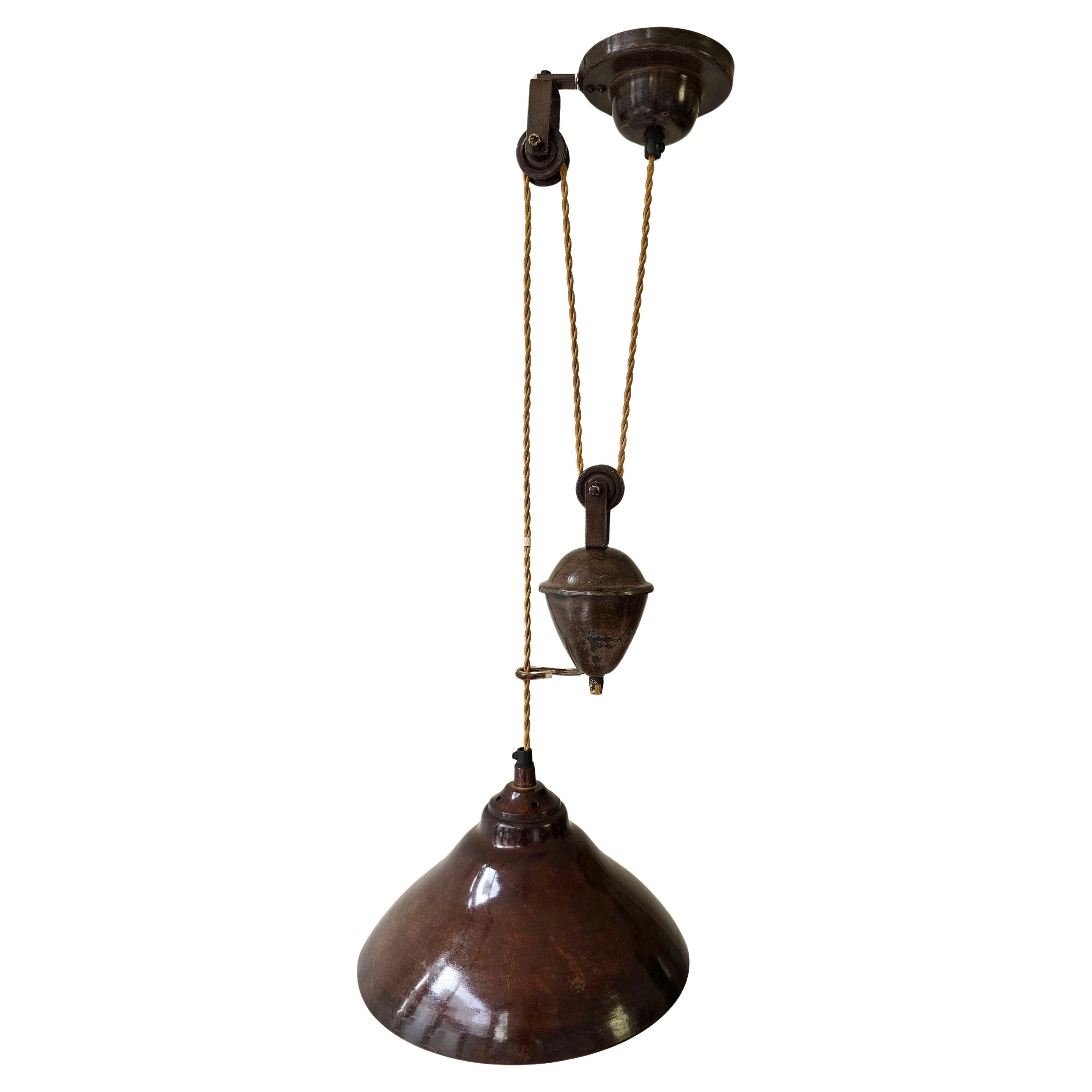 Lampada a sospensione a carrucola vintage - CIRCA 1950 

Realizzato in metallo e progettato all'insegna della funzionalità, il pezzo è dotato di un classico meccanismo a carrucola che permette di regolare l'altezza da 72 cm a 114 cm (da 28,3 pollici