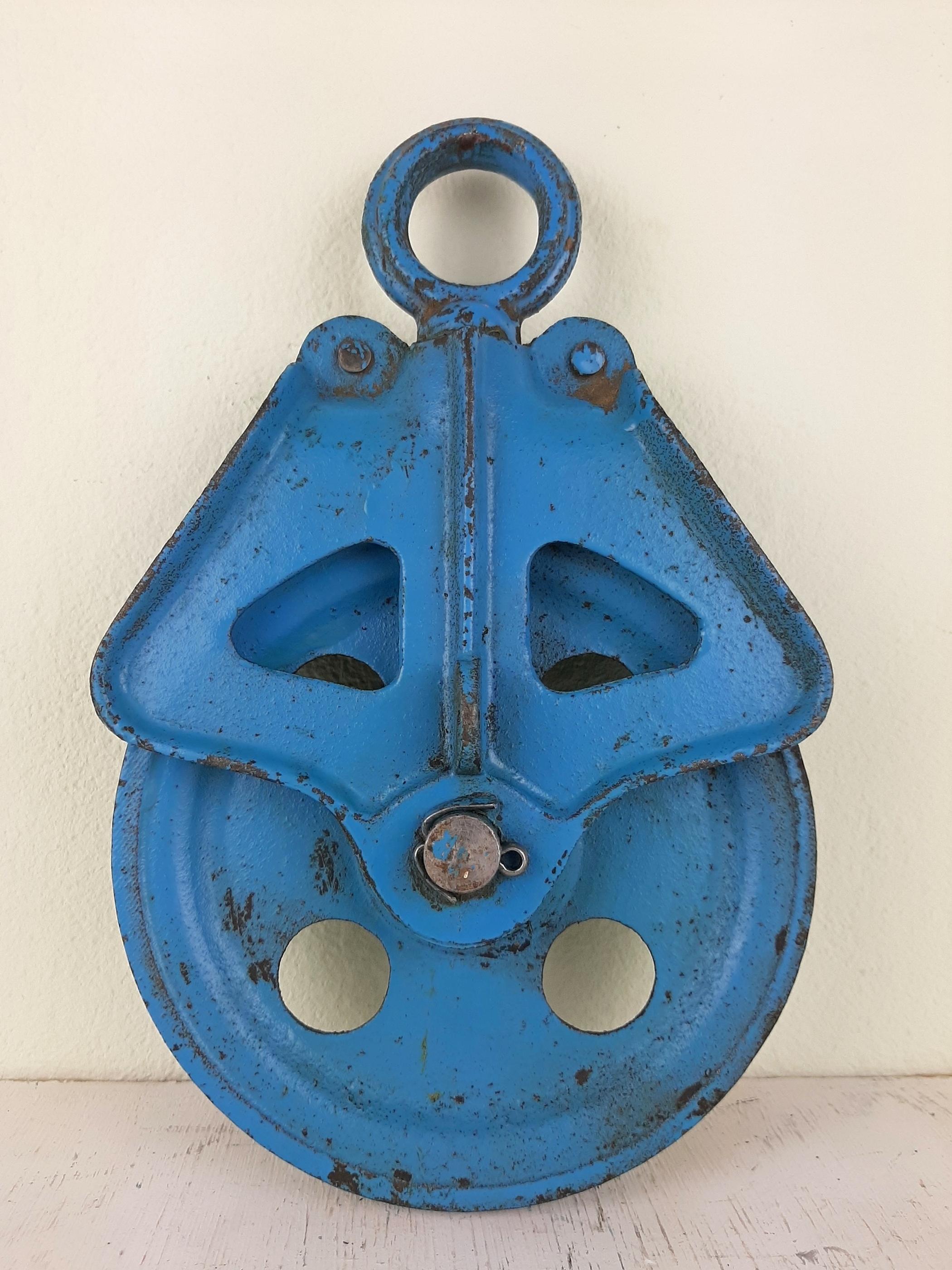 Add a touch of vintage industrial charm to your space with this fantastic vintage pulley from Yugoslavia, dating back to the 1950s. This piece of industrial history is perfect for those who appreciate the aesthetics and functionality of bygone eras.