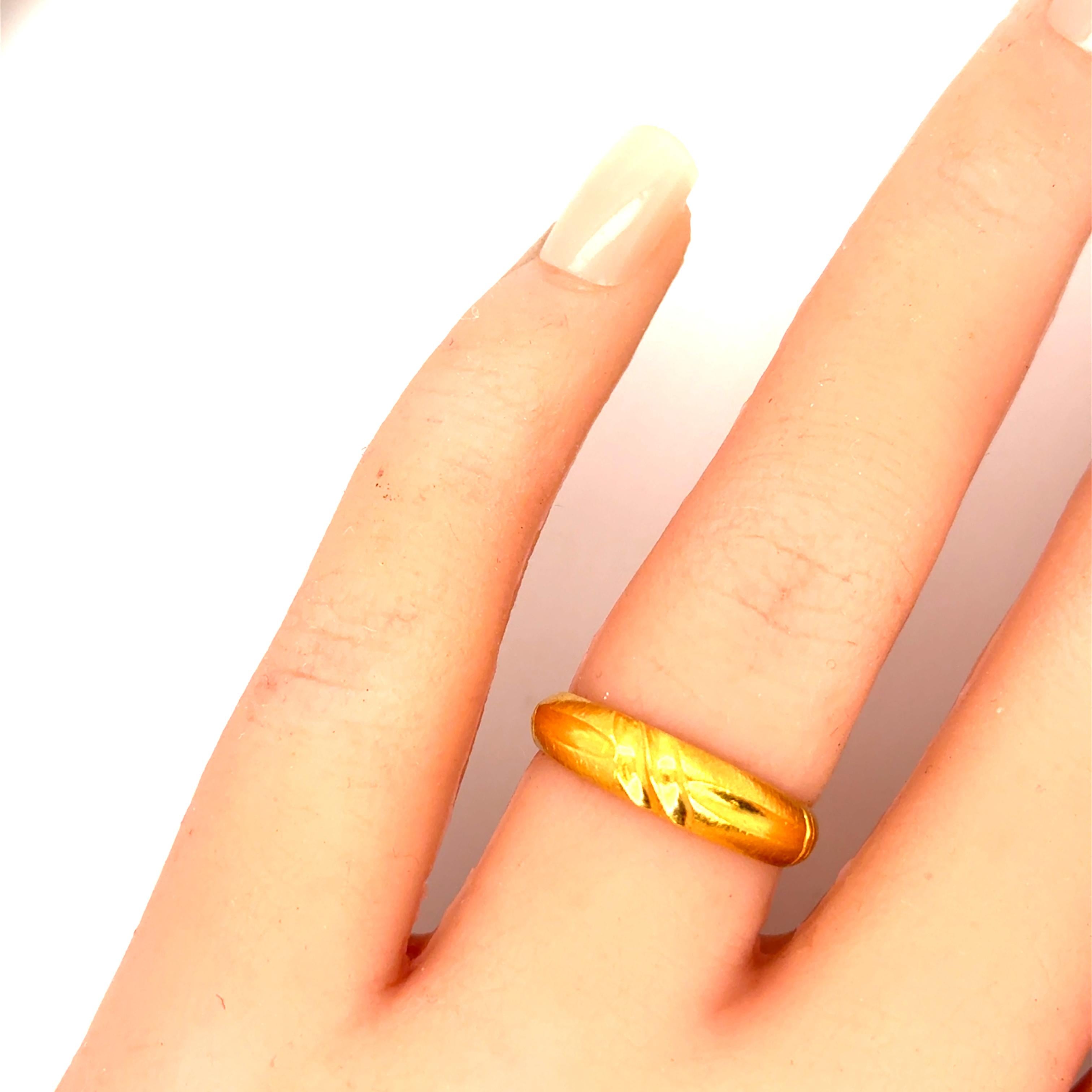 Women's or Men's Vintage Pure Gold 24K Yellow Gold Patterned Band Ring. For Sale