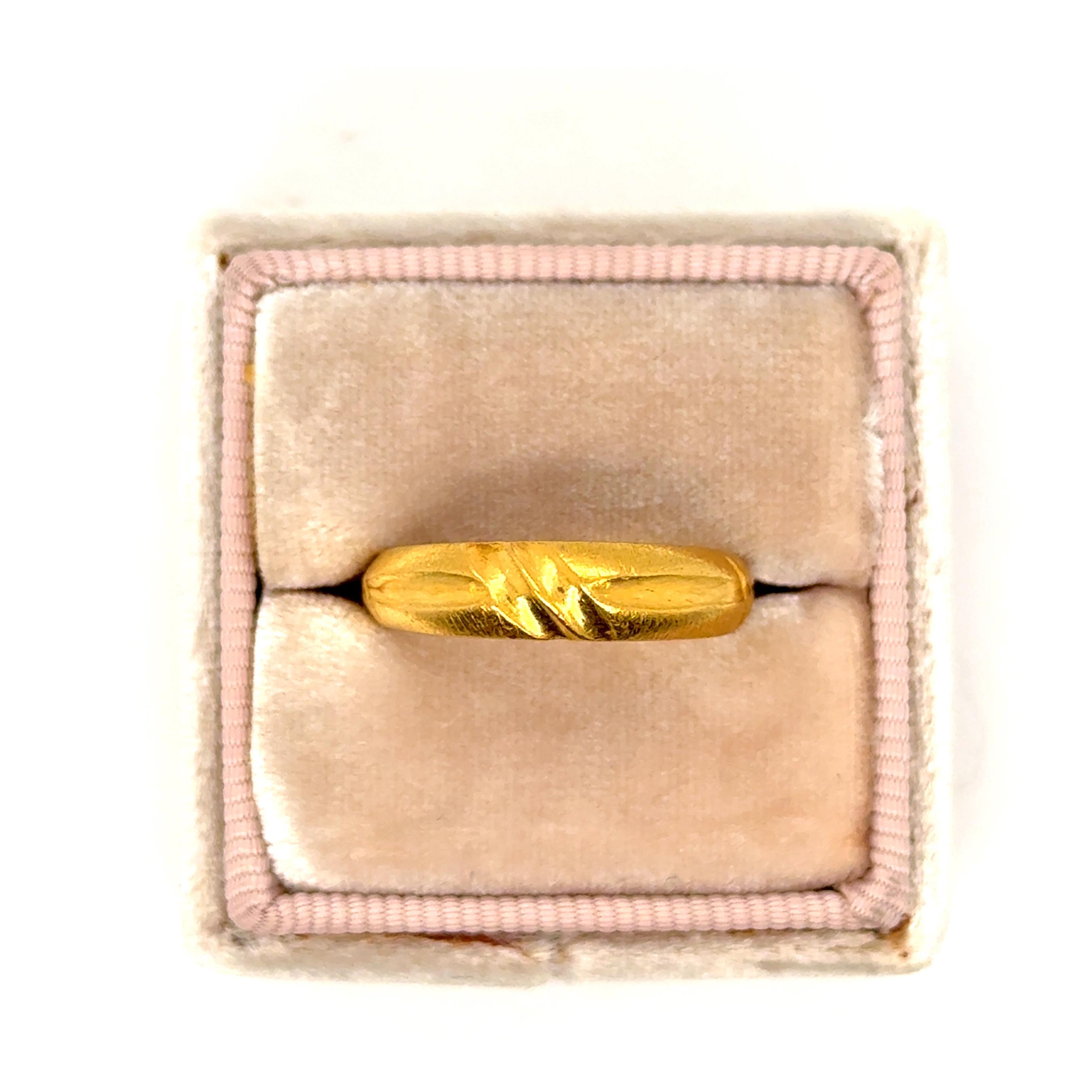 Vintage Pure Gold 24K Yellow Gold Patterned Band Ring. For Sale 1