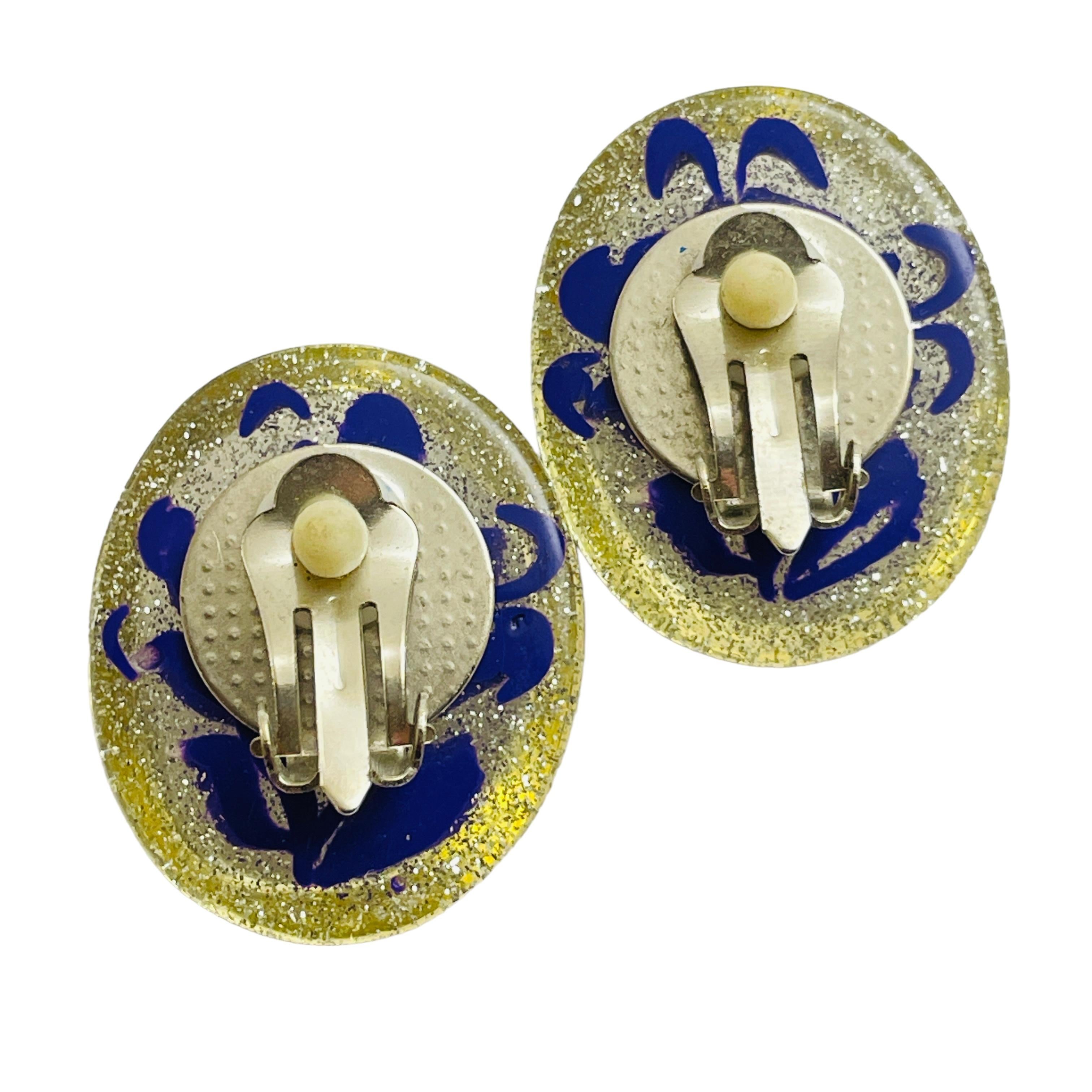 Women's Vintage purple and clear lucite clip on earrings For Sale