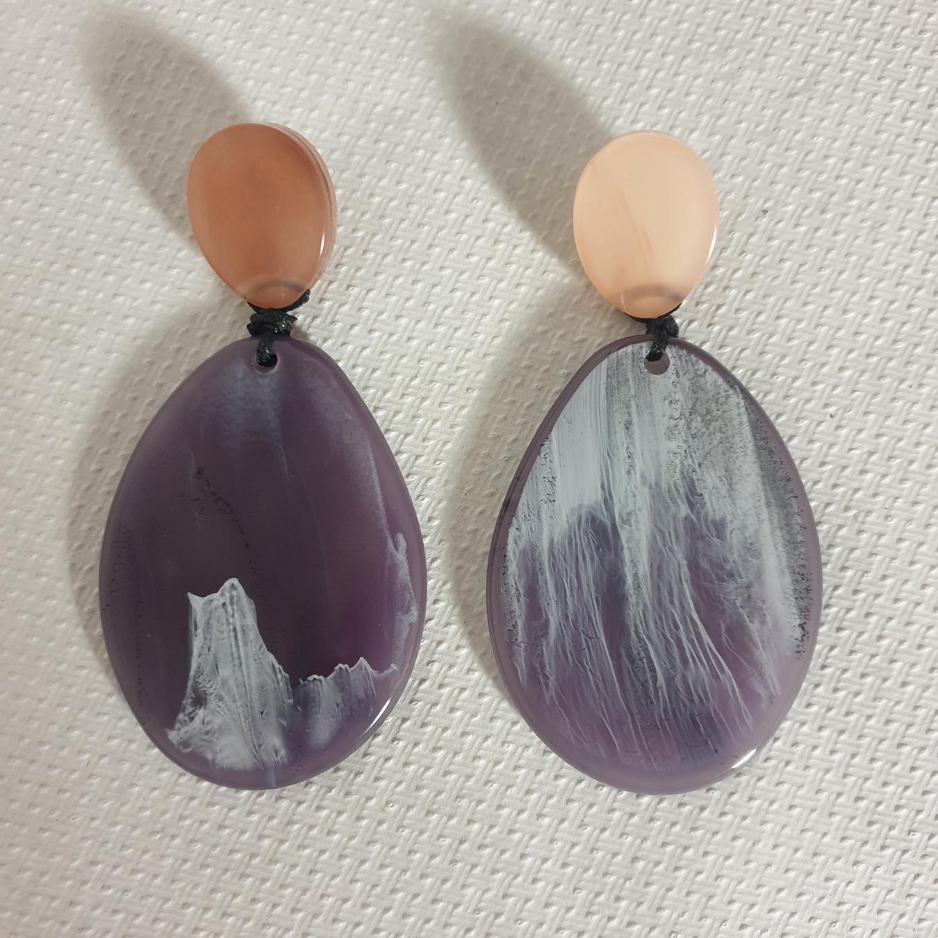 Pair of pale pink and purple Bakelite Mid Century drop earrings, France 1970s.
Some white veins on the purple/grey Bakelite pendants.
Never used.
Excellent condition.