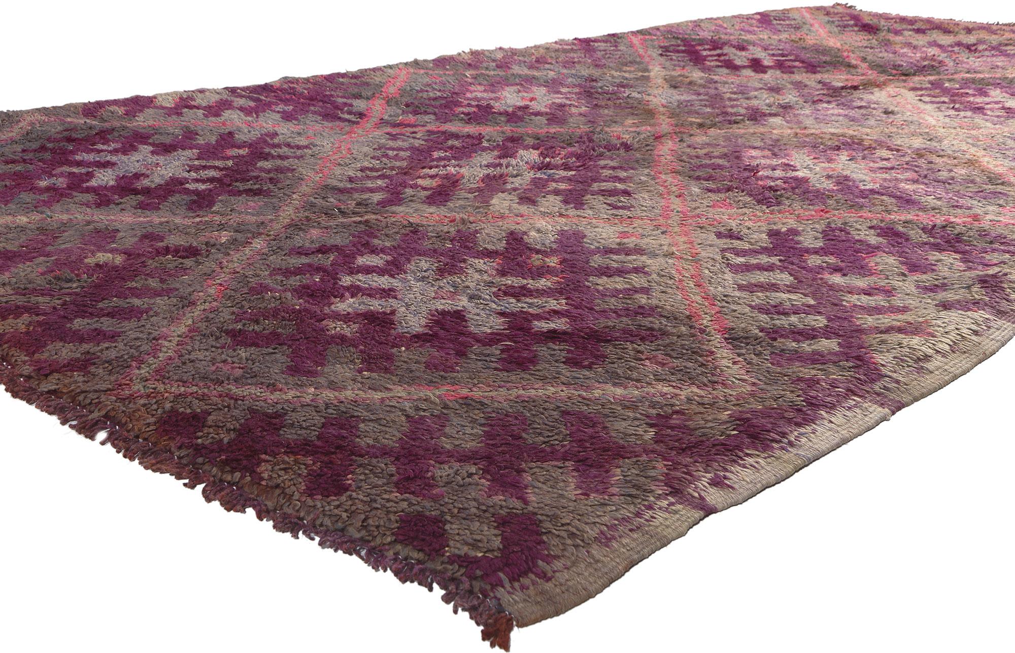 20743 Tapis marocain Beni MGuild Vintage Purple, 06'05 x 12'05. Ce tapis vintage Beni MGuild, méticuleusement tissé à la main par des artisans qualifiés de la communauté ethnique berbère du Maroc, est un témoignage vivant du riche savoir-faire qui