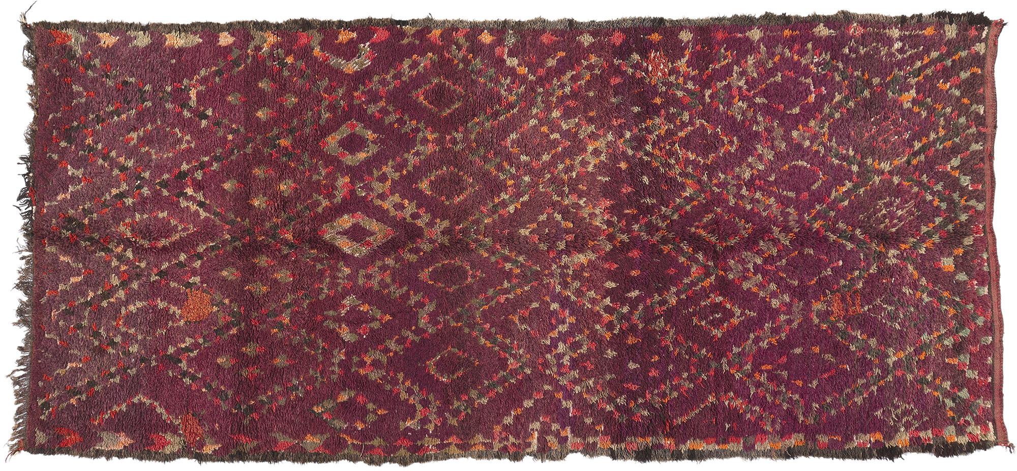 Marokkanischer Beni MGuild Vintage lila Beni MGuild Vintage-Teppich, Boho Chic Meets Stammeskunst-Enchantment im Angebot 3