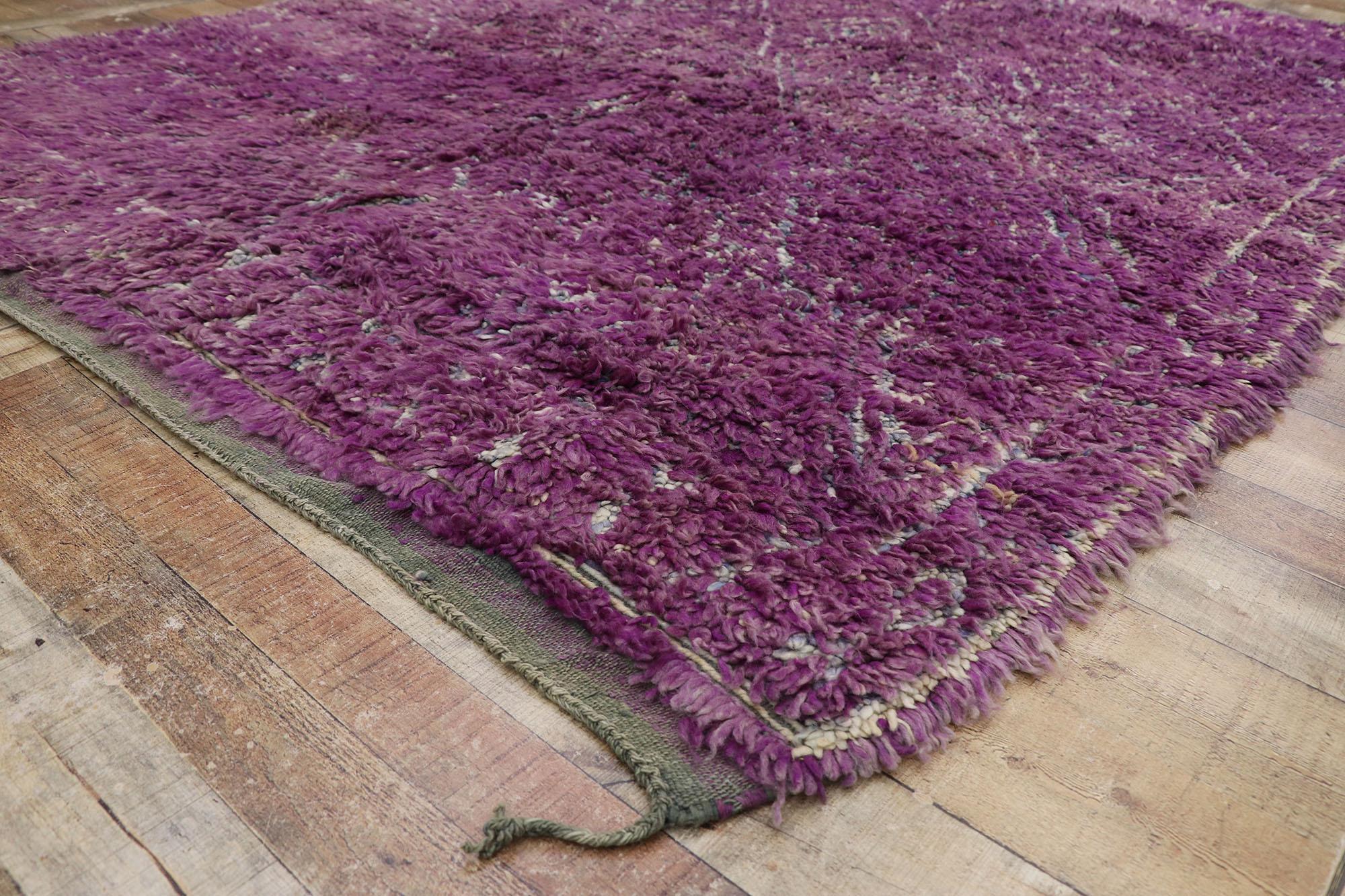 Marokkanischer Beni M'Guild-Teppich in Violett mit böhmischem Stil (20. Jahrhundert) im Angebot