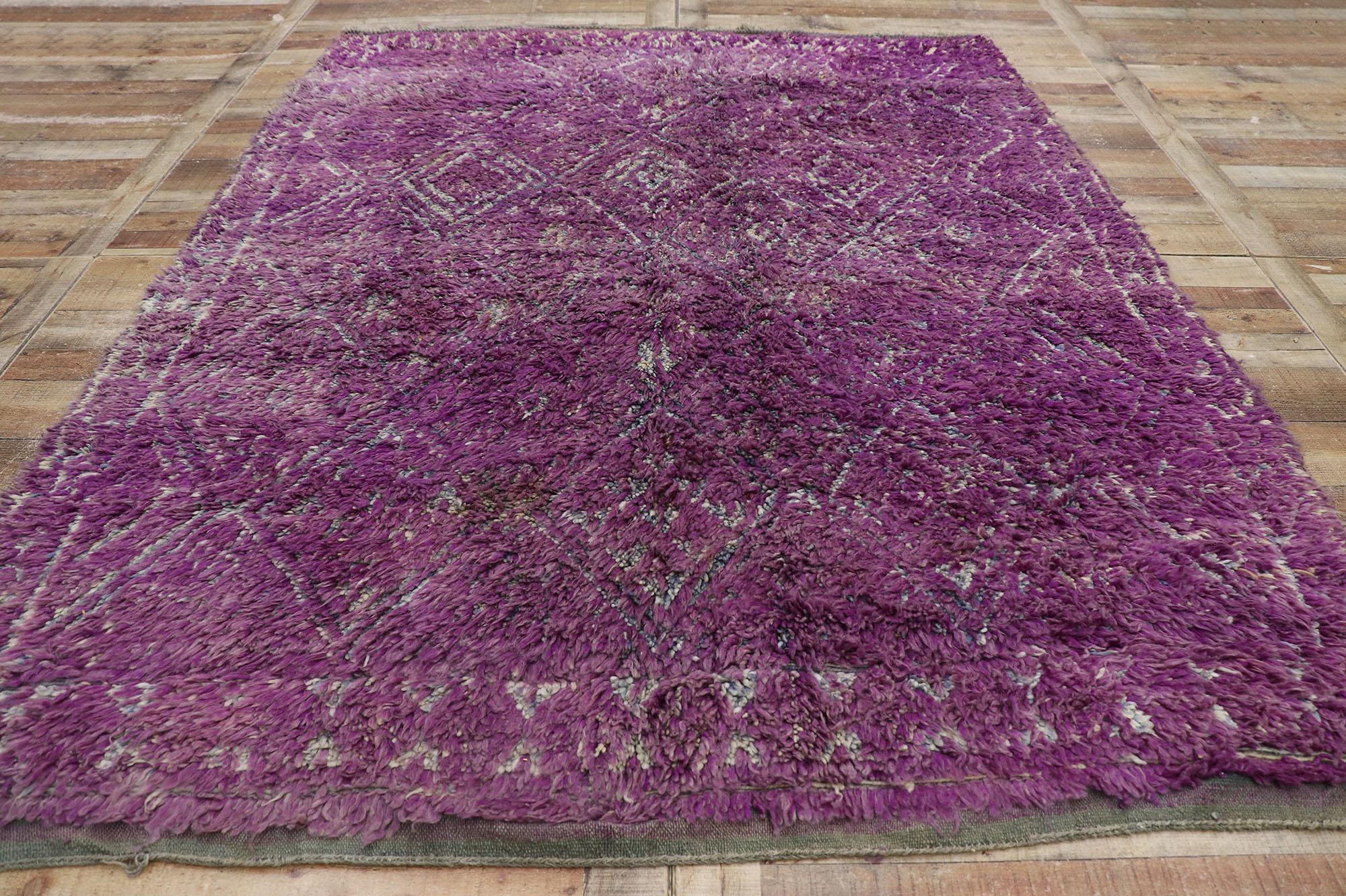 Marokkanischer Beni M'Guild-Teppich in Violett mit böhmischem Stil (Wolle) im Angebot