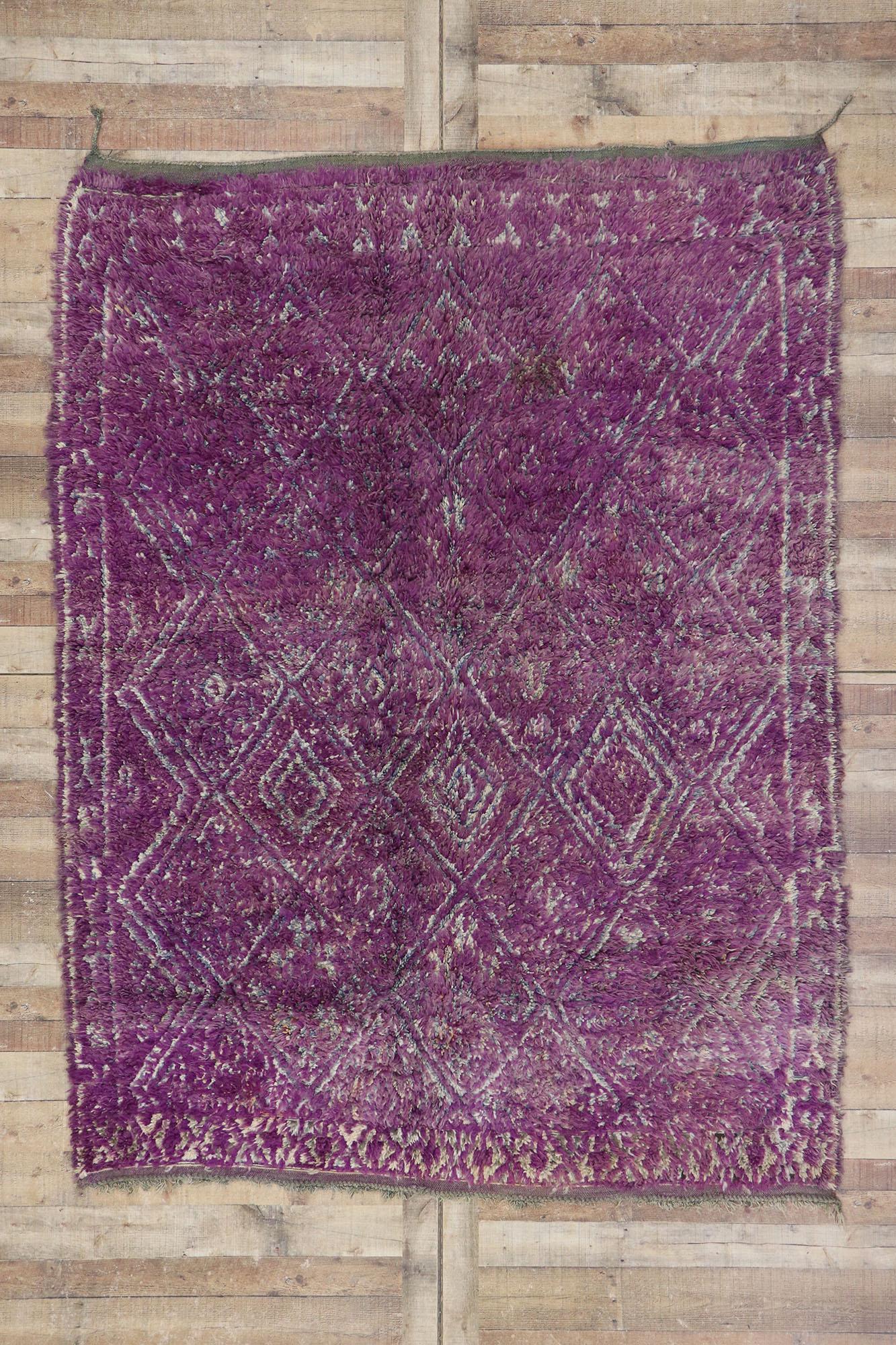 Marokkanischer Beni M'Guild-Teppich in Violett mit böhmischem Stil im Angebot 1