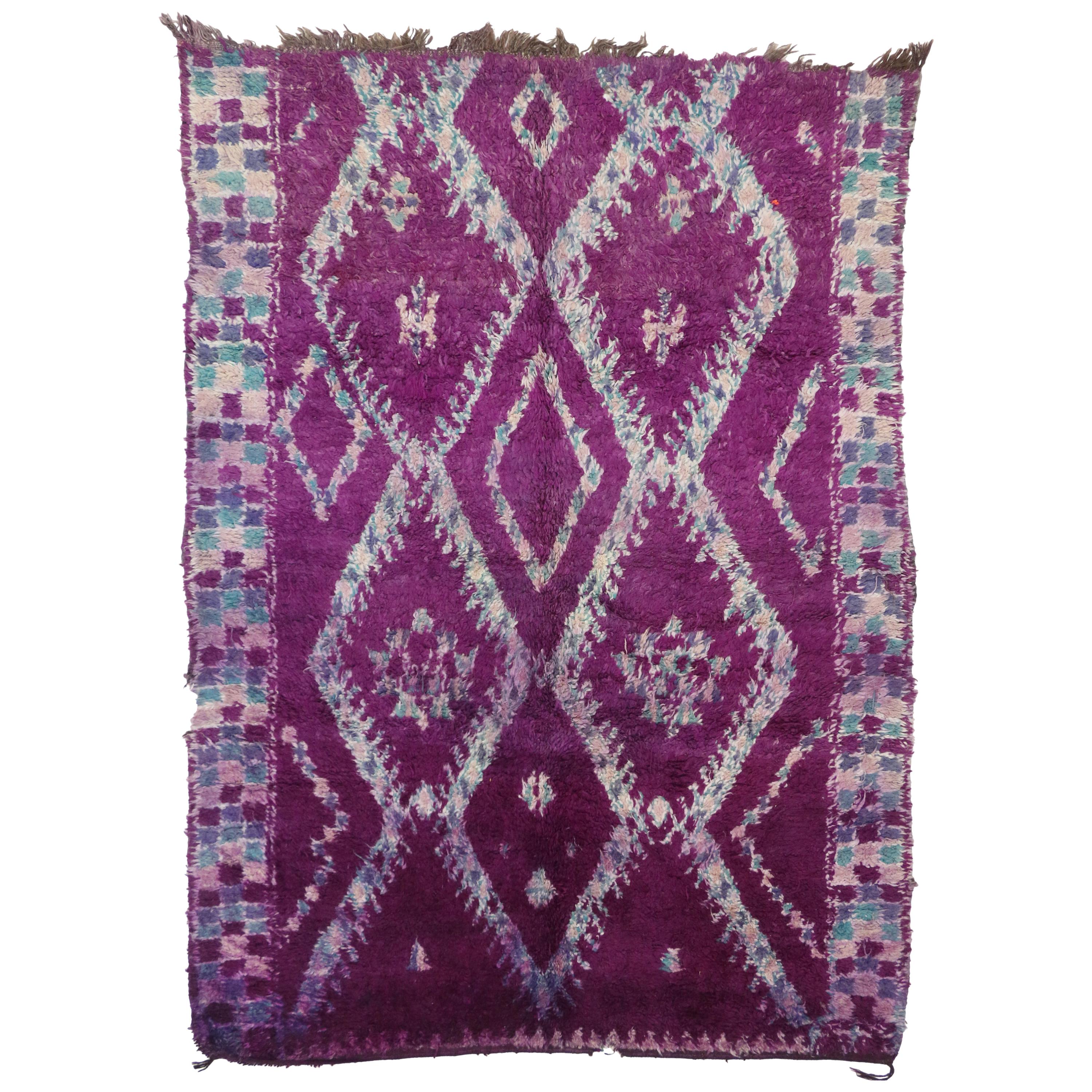 Tapis marocain Beni M'Guild violet vintage de style tribal, tapis berbère marocain en vente