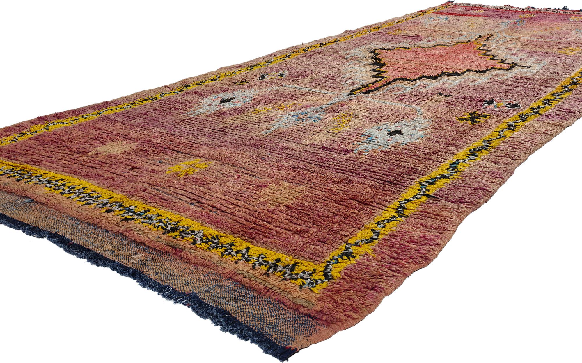 21819 Vintage Lila Boujad Marokkanischer Teppich, 04'04 x 11'07. Lassen Sie sich von der lebendigen Essenz der Boujad-Teppiche begeistern, die in der lebhaften Stadt Boujad in der Region Khouribga entstanden sind. Diese marokkanischen Teppiche