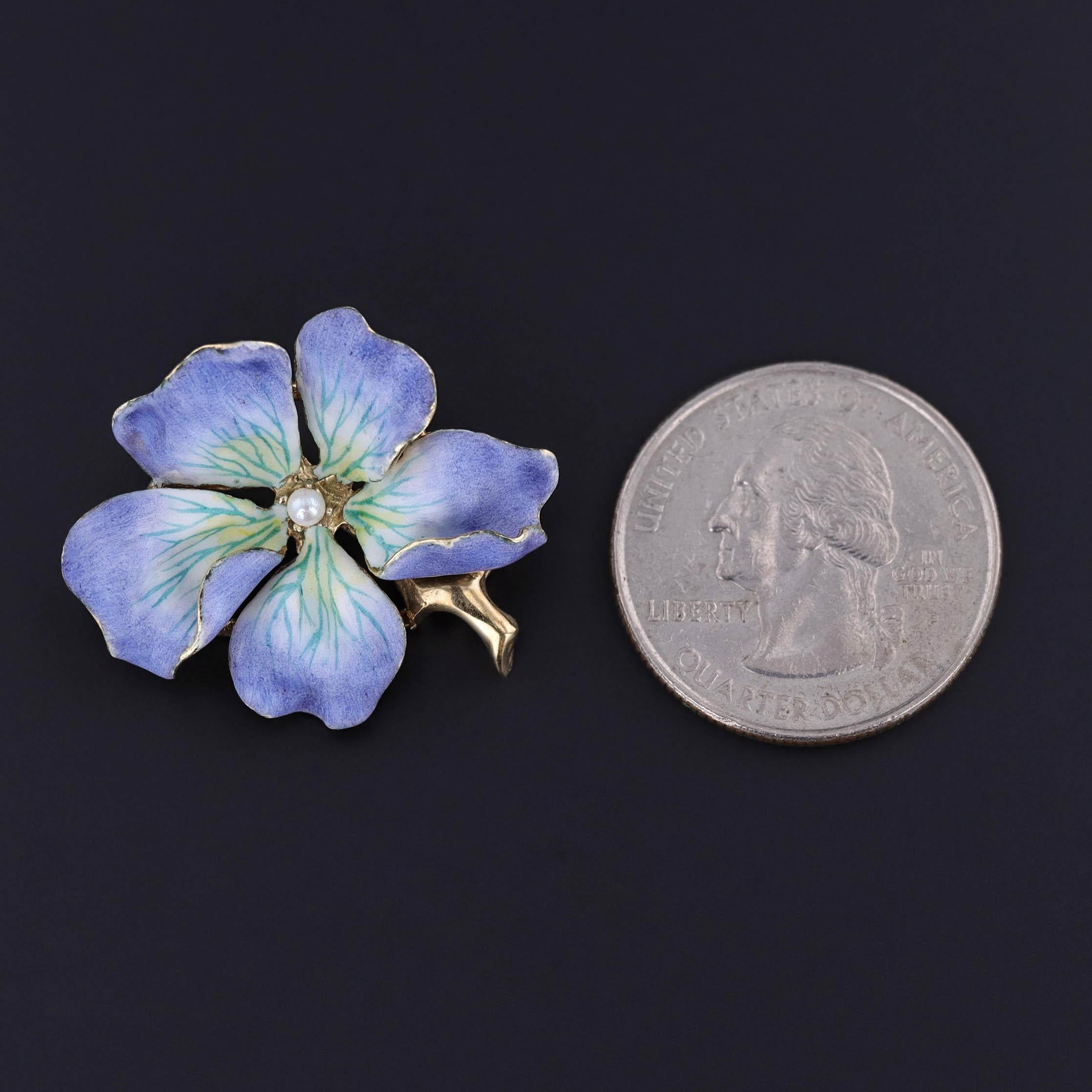 Spilla in oro 14k (1930-1940 circa) con fiore in smalto bianco e viola e perla incastonata.

Il pezzo misura 1 pollice da cima a fondo per 1,2 pollici di larghezza e pesa 7,81 grammi. È in ottime condizioni.

Il contenuto di metallo di questa spilla