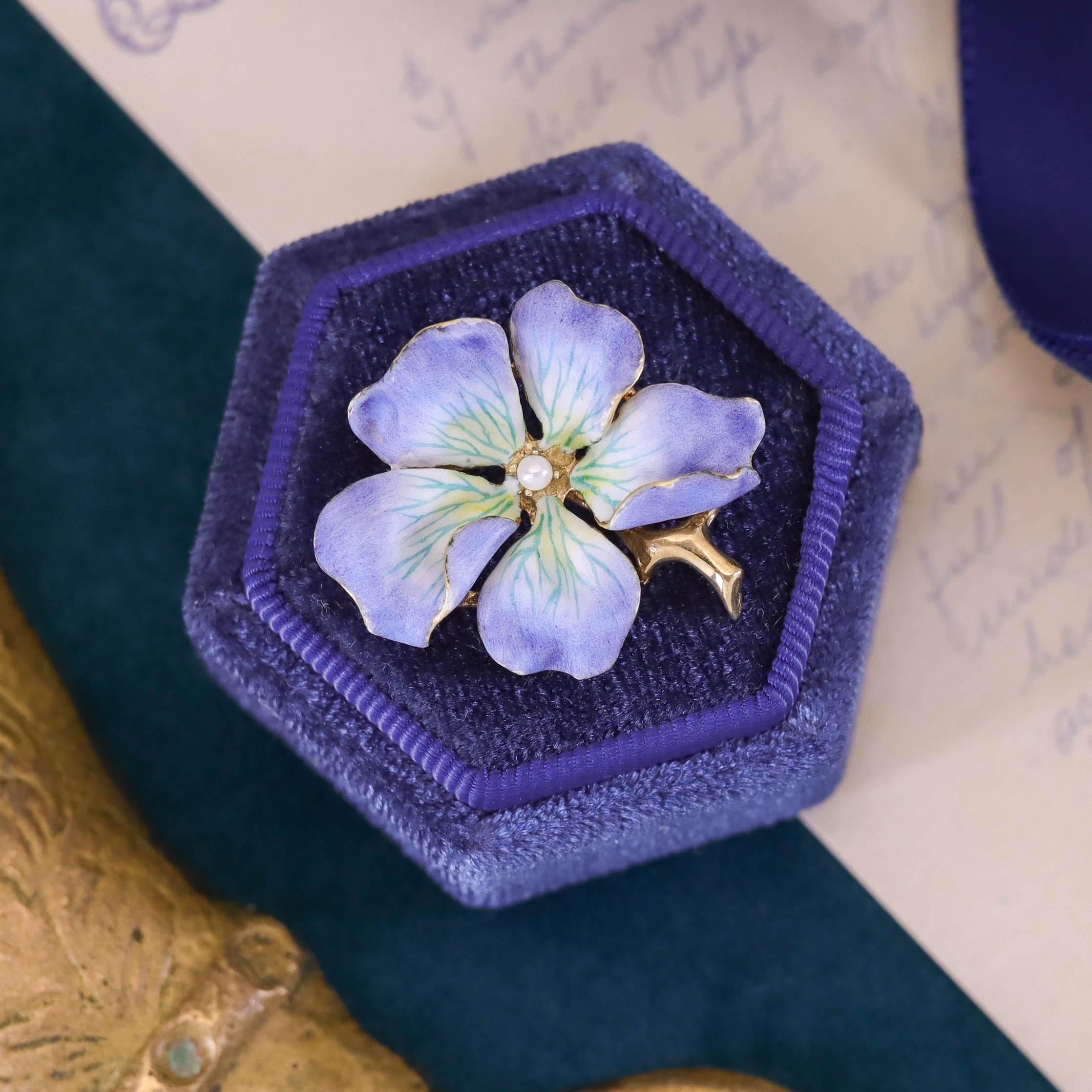 Taglio a sfera Spilla a fiore con smalto viola d'epoca in oro 14k in vendita