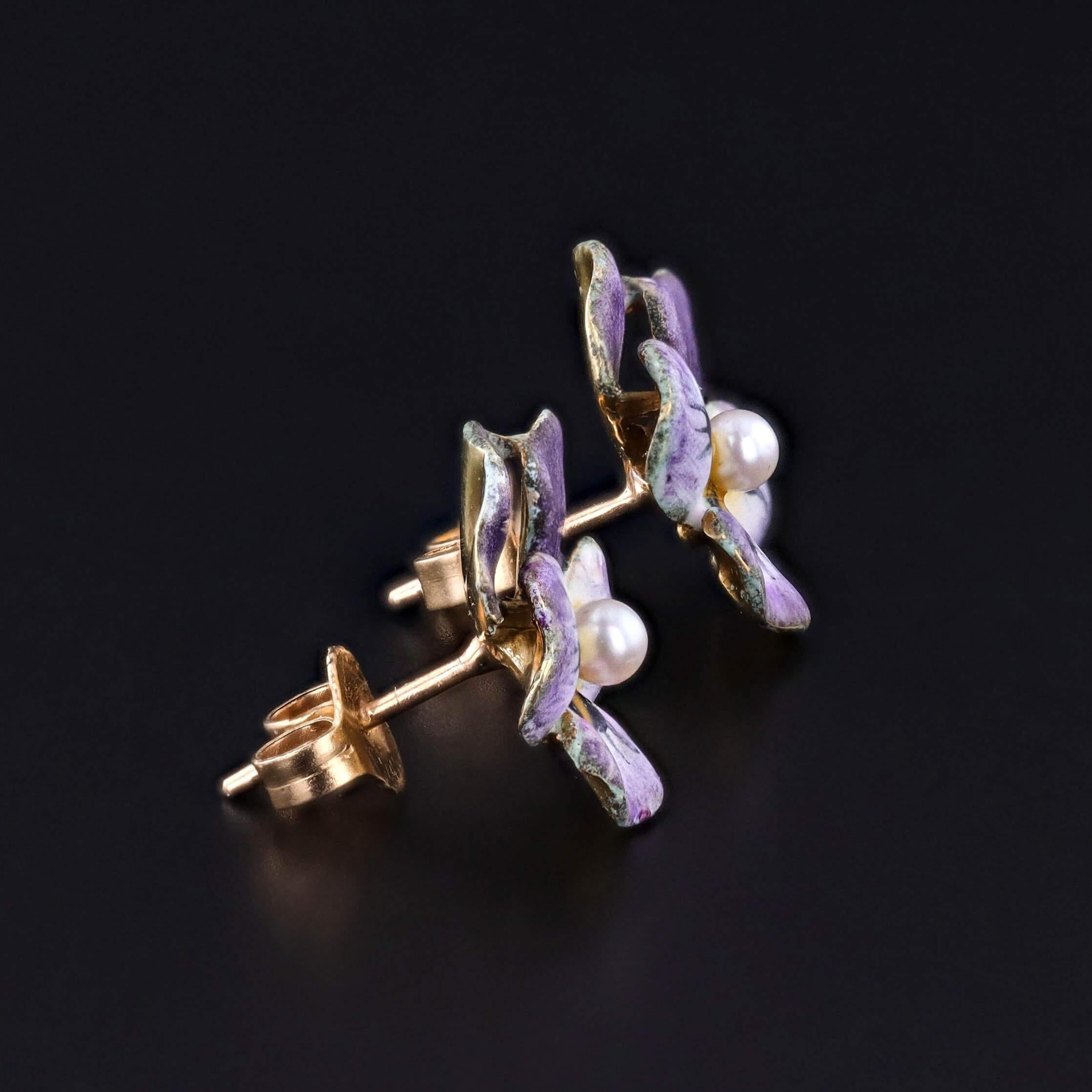Orecchini a forma di viola smaltato d'epoca in oro 14k In condizioni buone in vendita a Lewisburg, PA