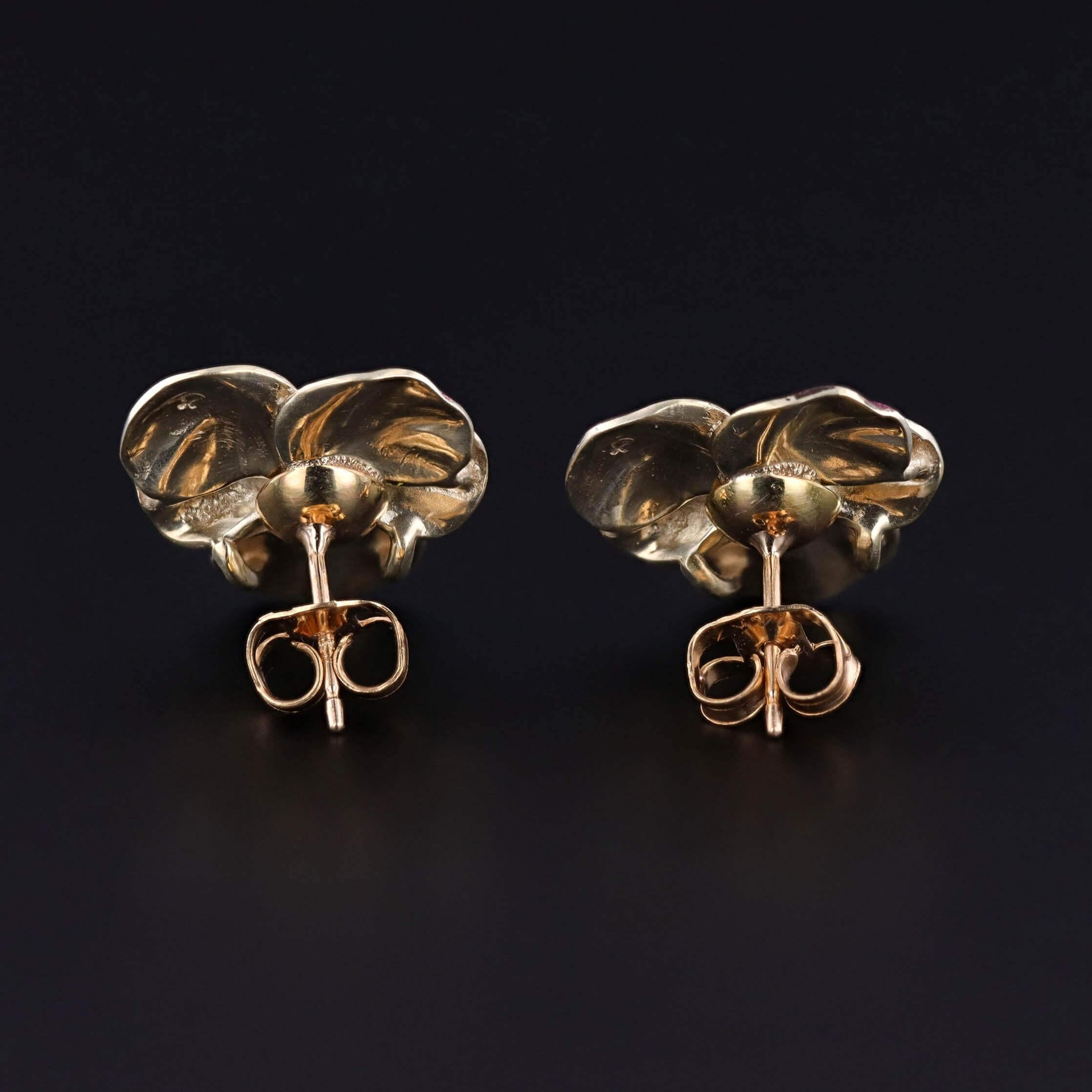 Donna Orecchini a forma di viola smaltato d'epoca in oro 14k in vendita