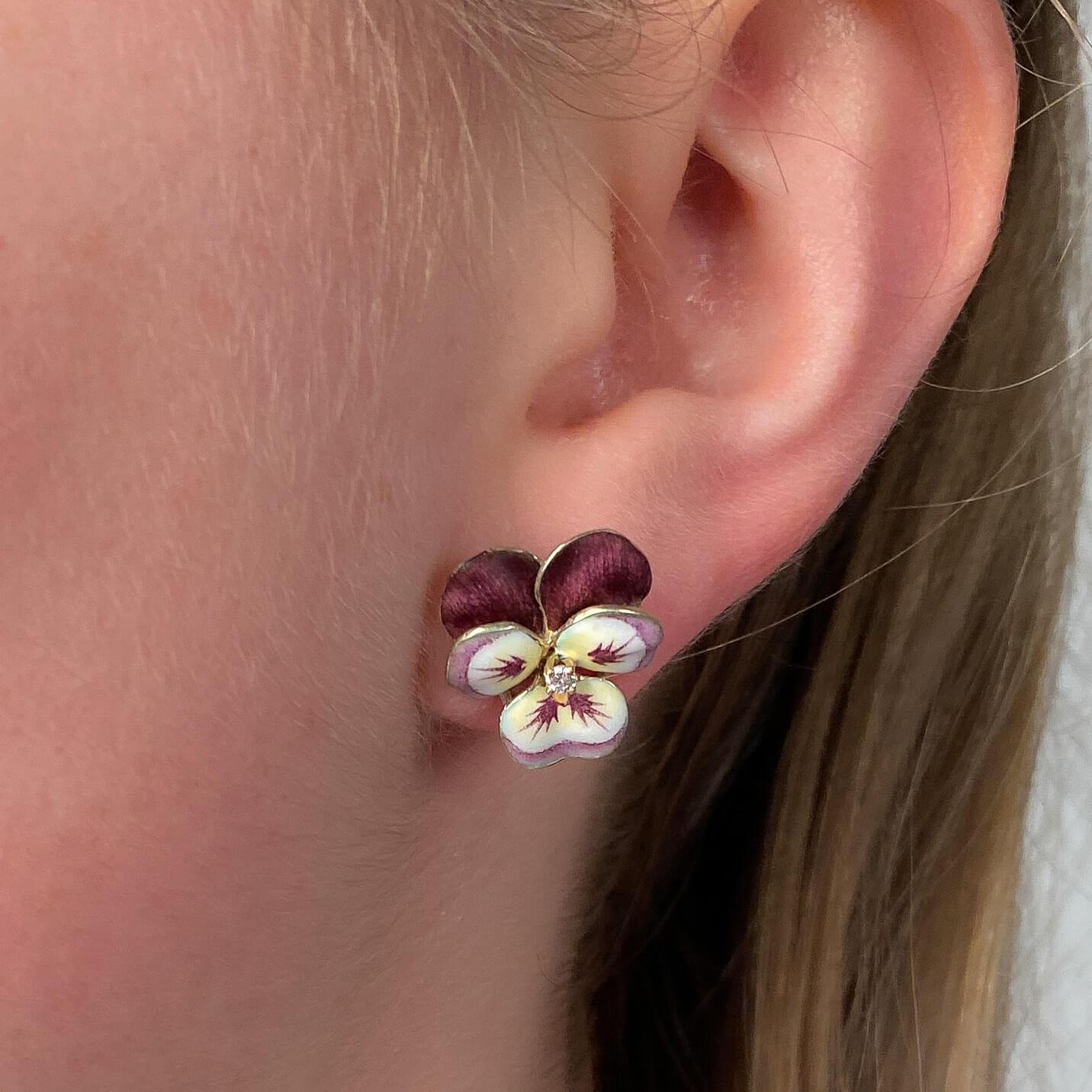 Orecchini a forma di viola smaltato d'epoca in oro 14k in vendita 1