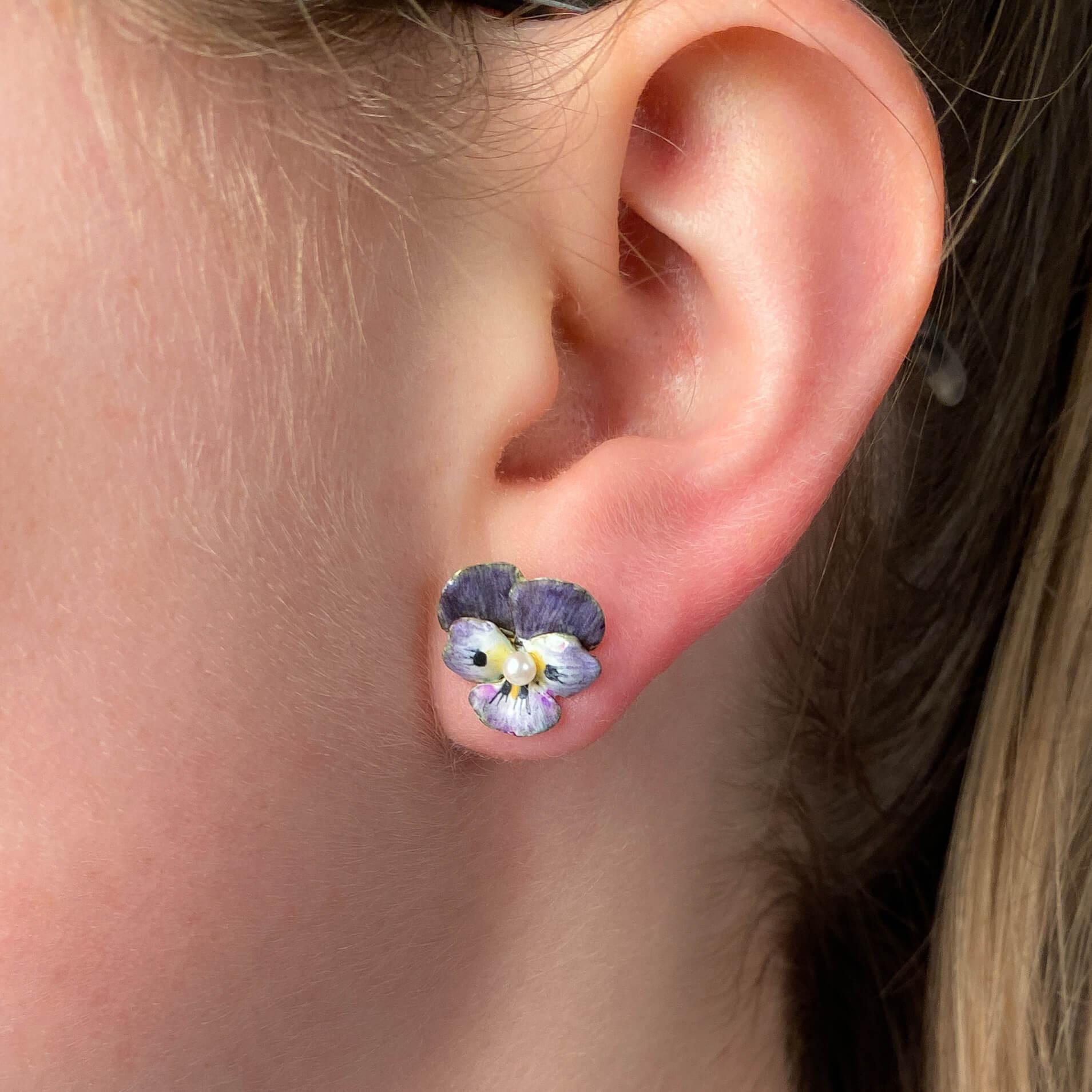 Orecchini a forma di viola smaltato d'epoca in oro 14k in vendita 1