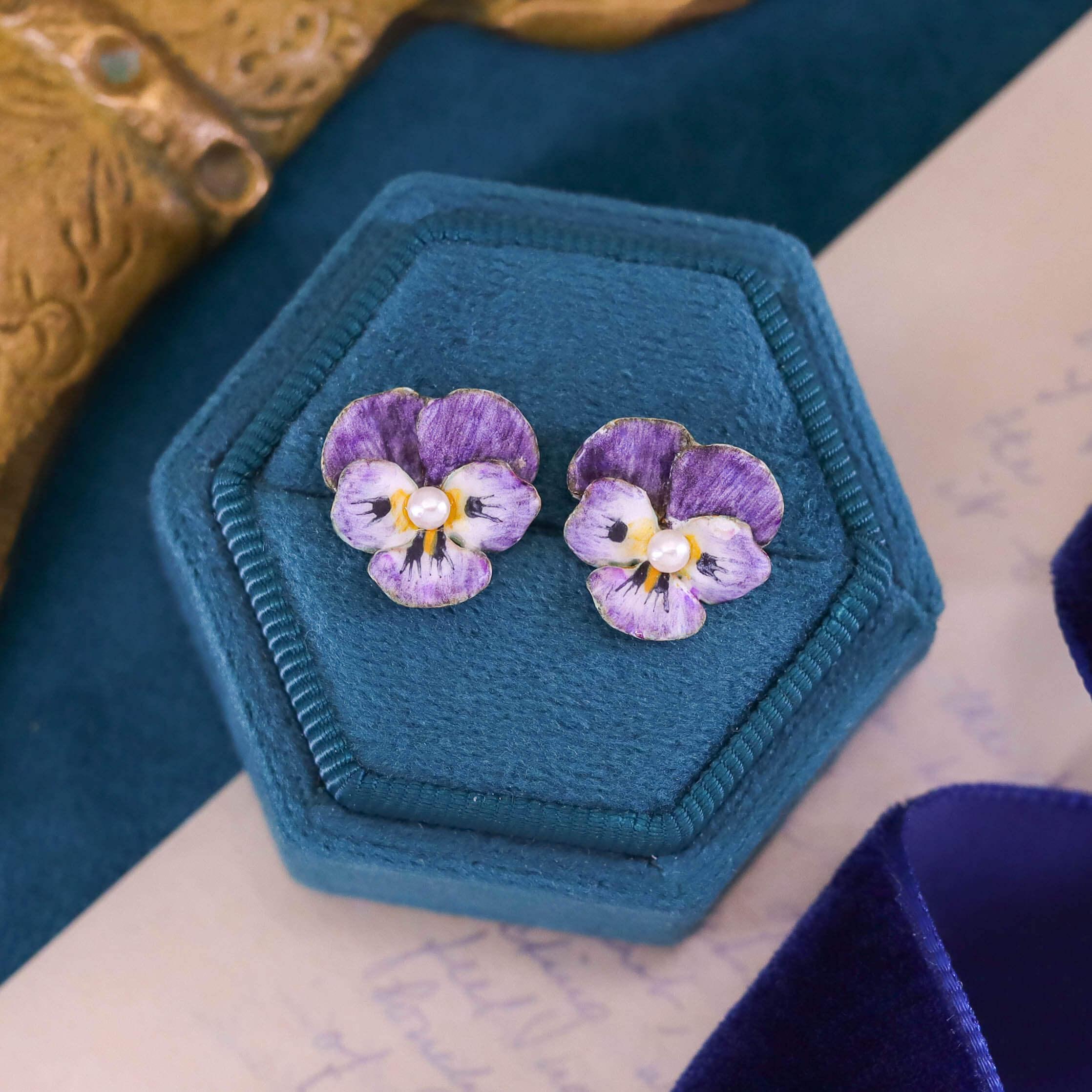 Orecchini a forma di viola smaltato d'epoca in oro 14k in vendita 2