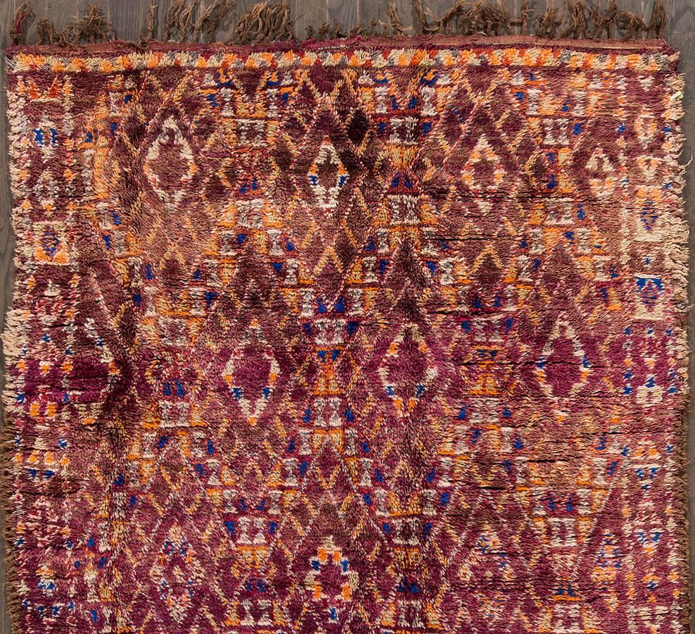 Mitte des 20. Jahrhunderts Lila Geometrischer marokkanischer Teppich (Marokkanisch) im Angebot